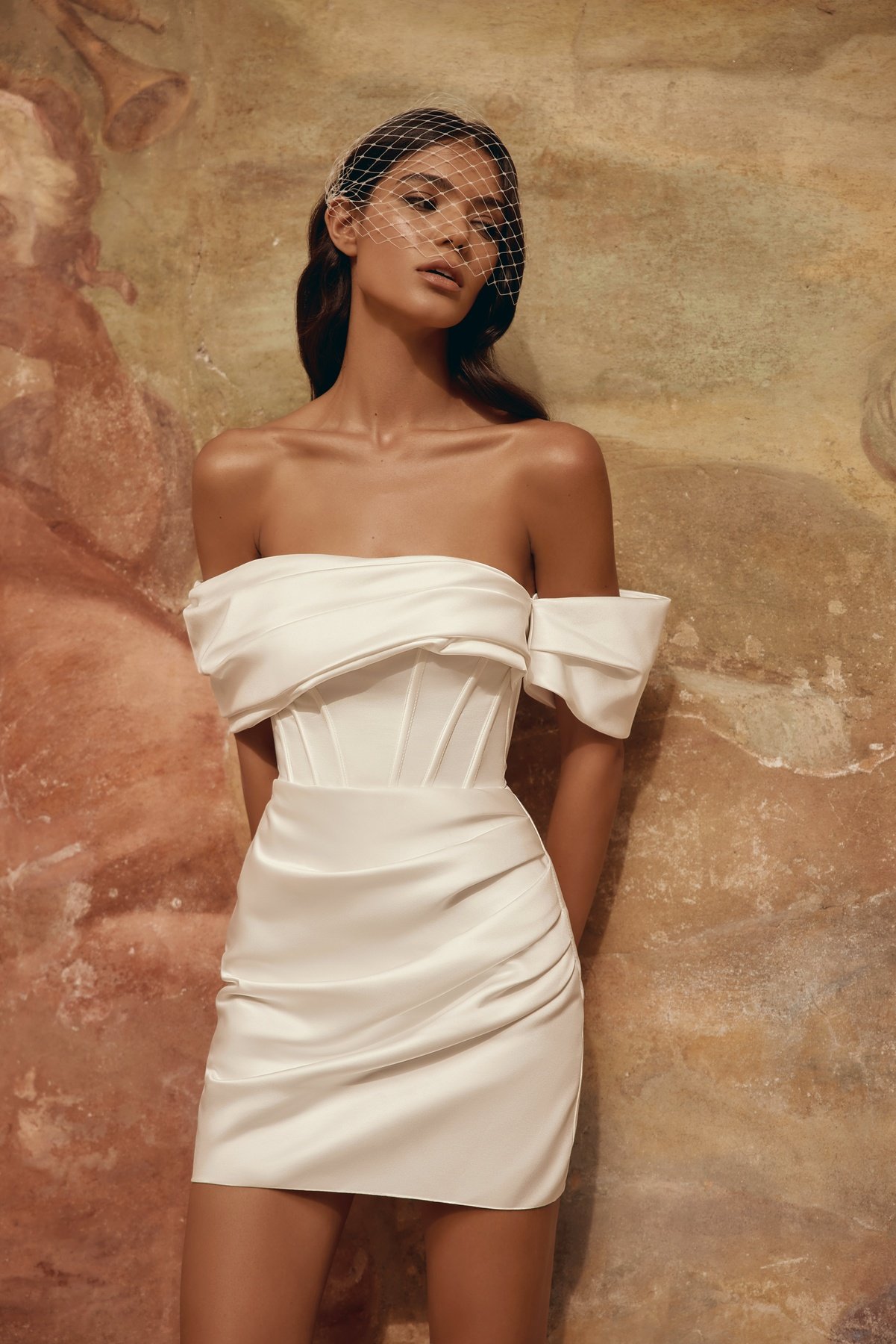 Kurzes Standesamt-Outfit mit klassischem Vintage-Charme