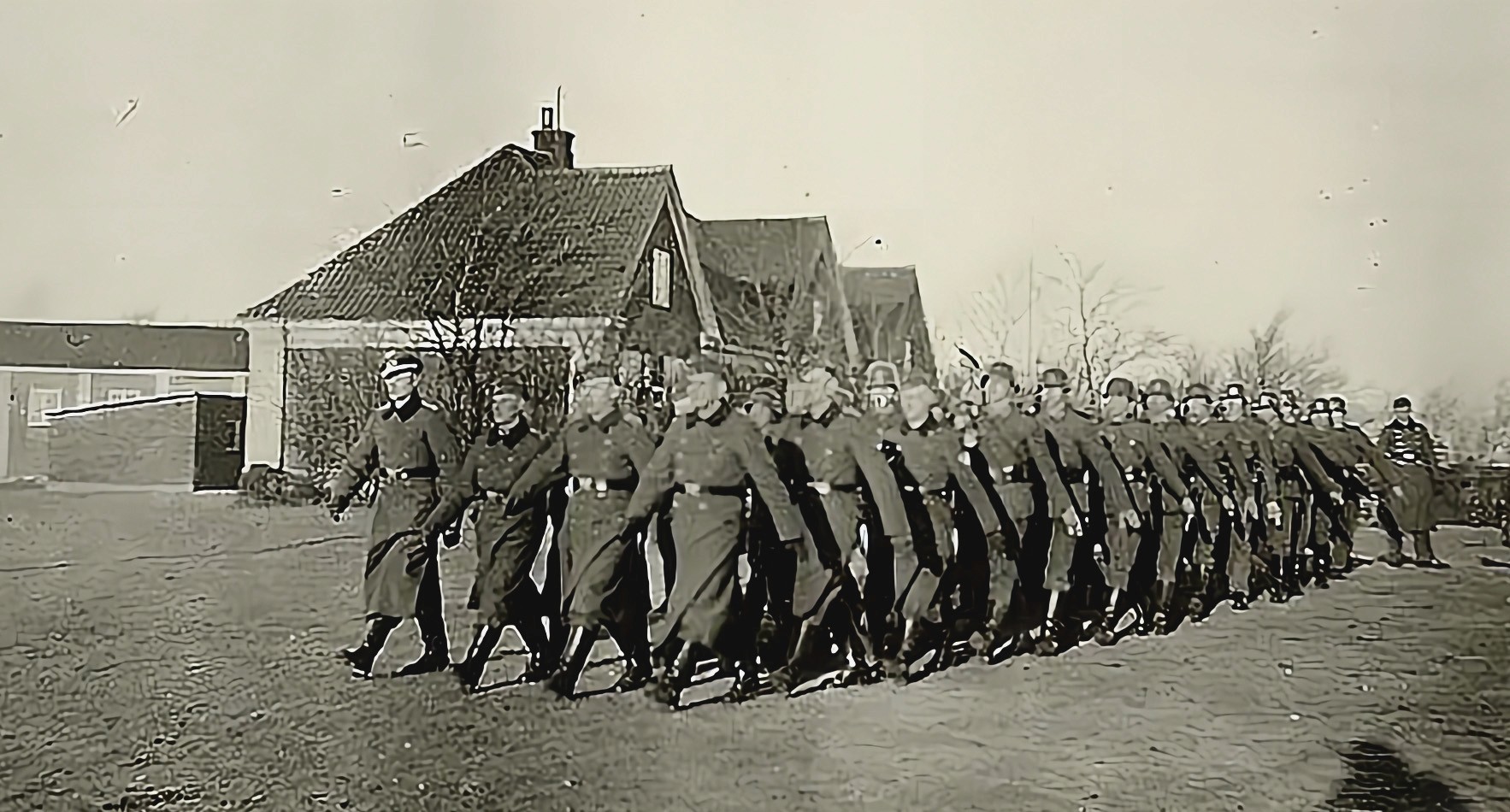 Heinrichs Germers deling marcherer foran skolen i Ulfborg i 1940.Foto: Heinrich Germer