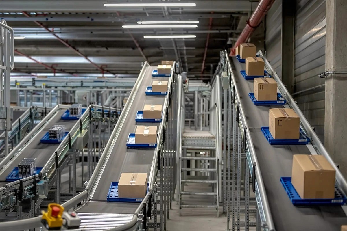 Chaîne logistique automatisée triant colis — reportage industriel Lille Nord | Anteale Yann Manac’h 2025