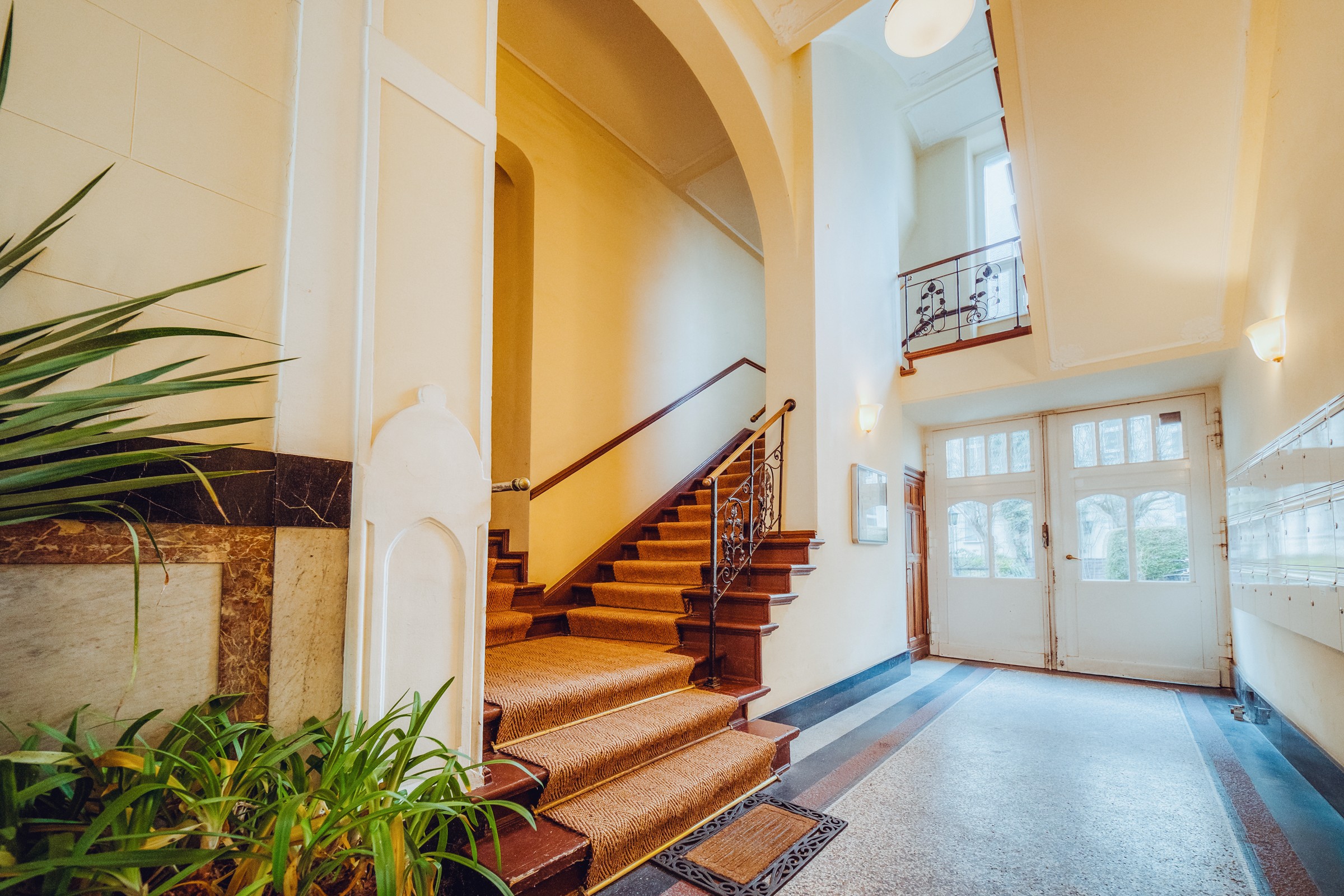 Altbau Mehrfamilienhaus, Wohngeböude, Hausflur, Schöneberg, Berlin, Immobilienfotografie