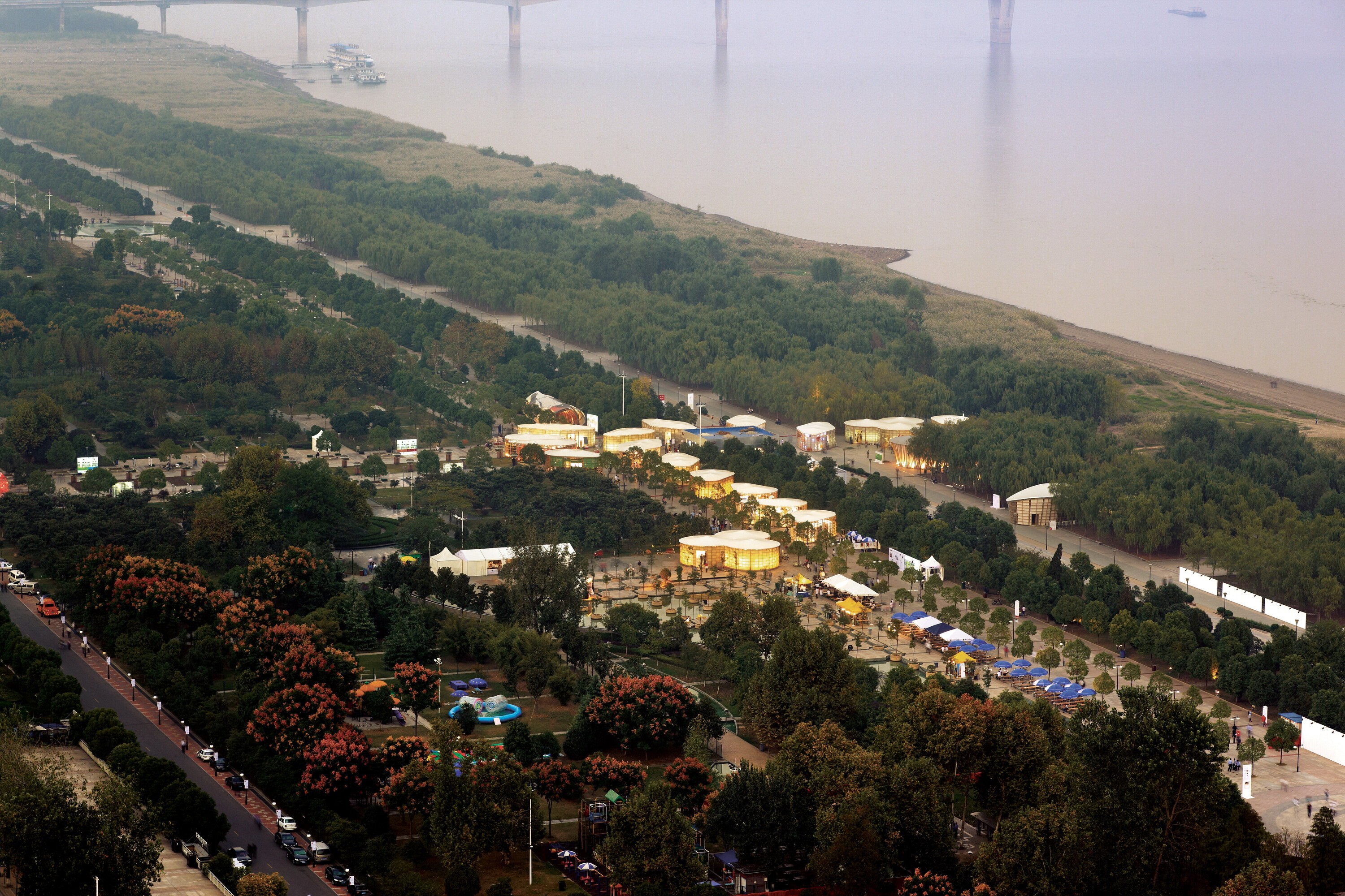 Luftbild der Jiangtan Esplanade am Yangtse in Wuhan mit den Pavillons entlang der Promenade