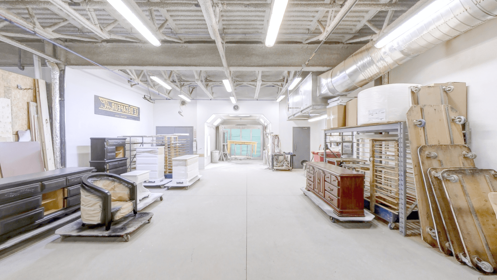 Intérieur de l'atelier de Le Décapeur A.C., vue panoramique.