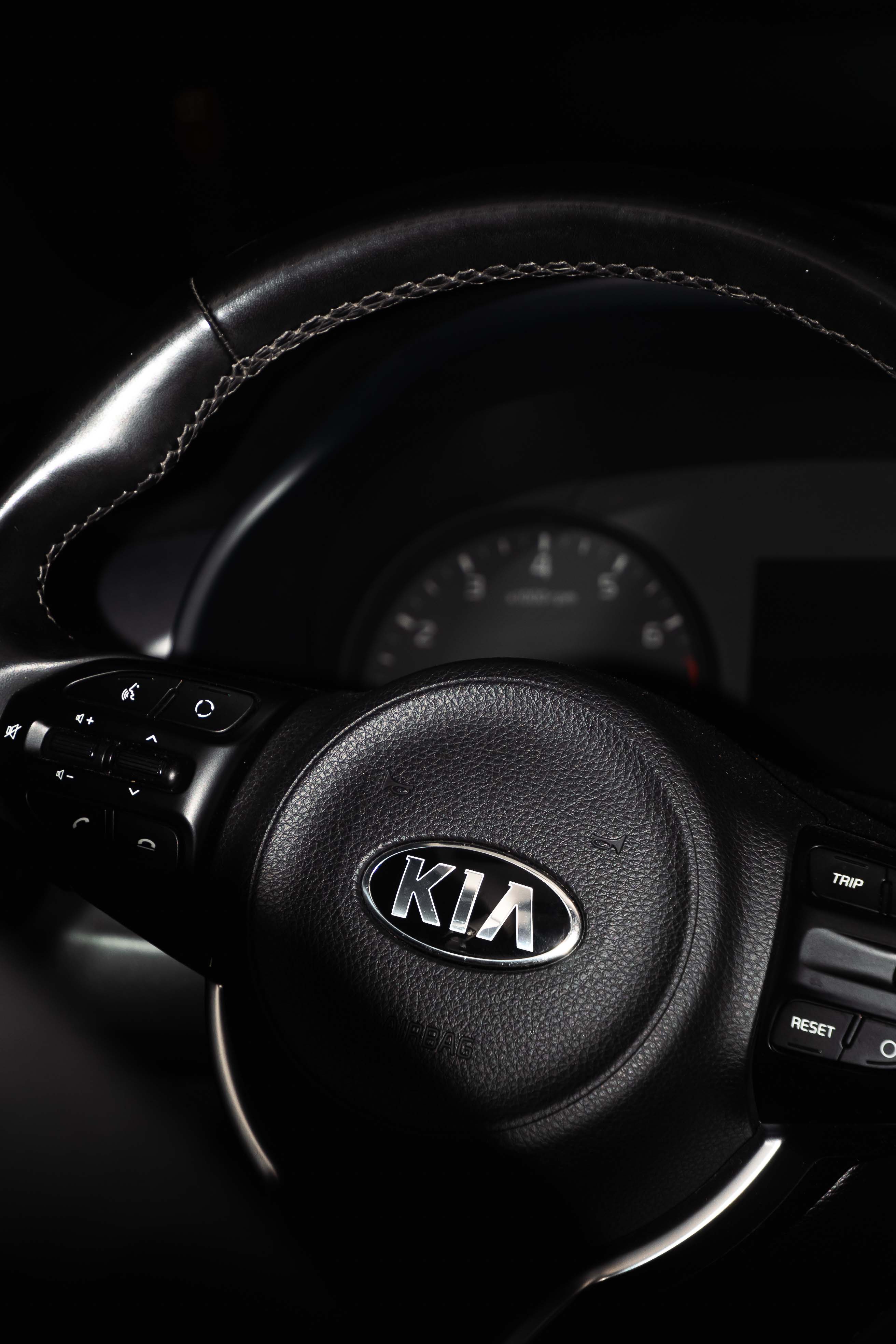 Volant d'une Kia Rio, au flash fond noir