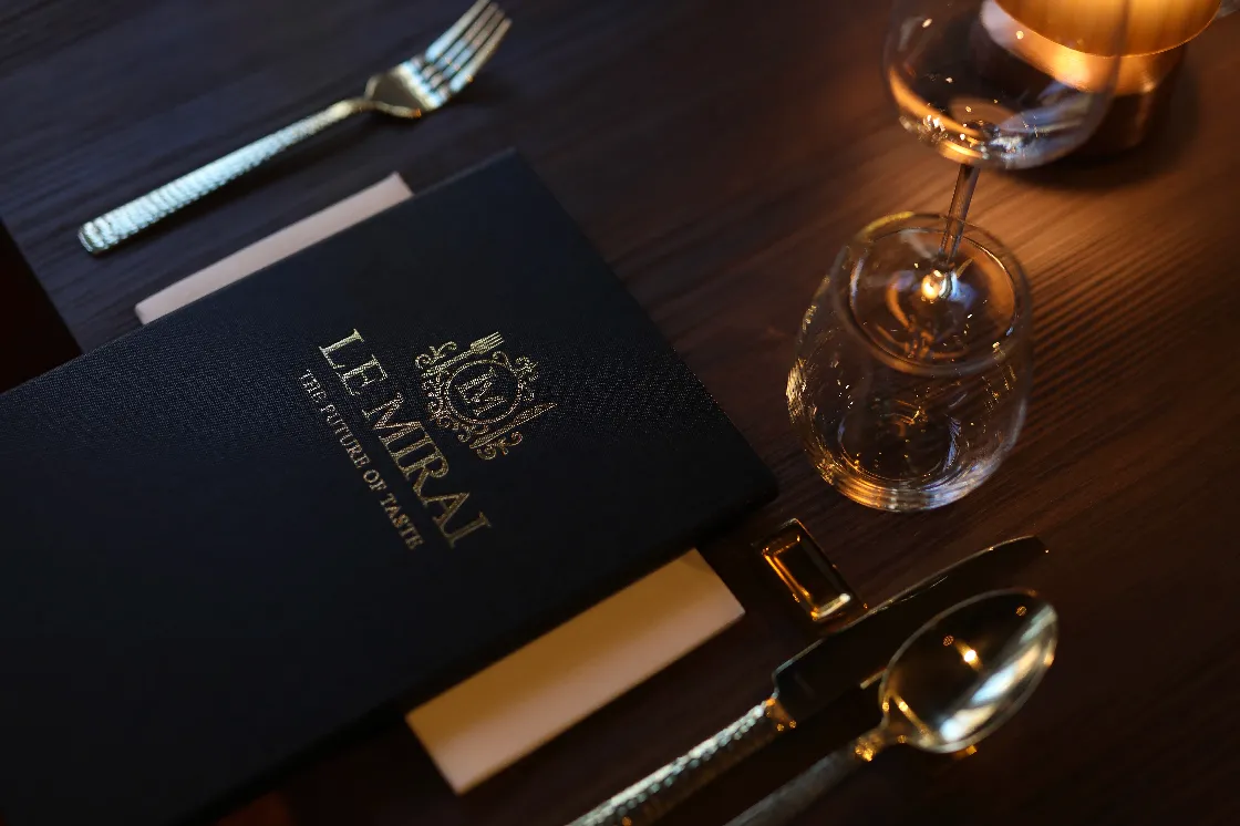 Tafel met focus op het menukaart van Le Mirai