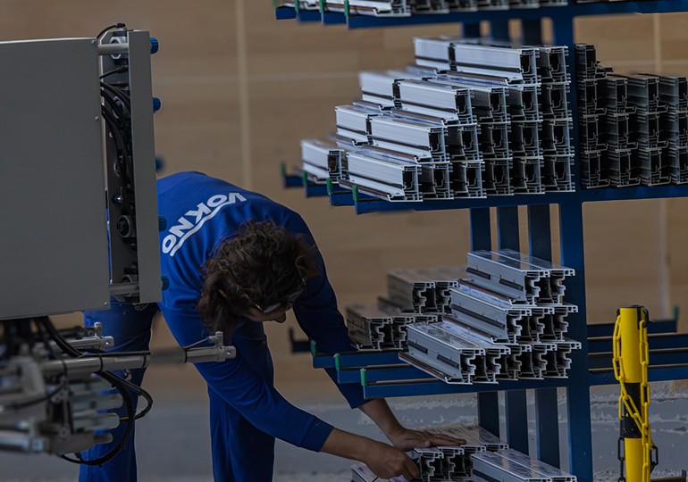 Sklad hliníkových profilů a materiálu ve výrobě