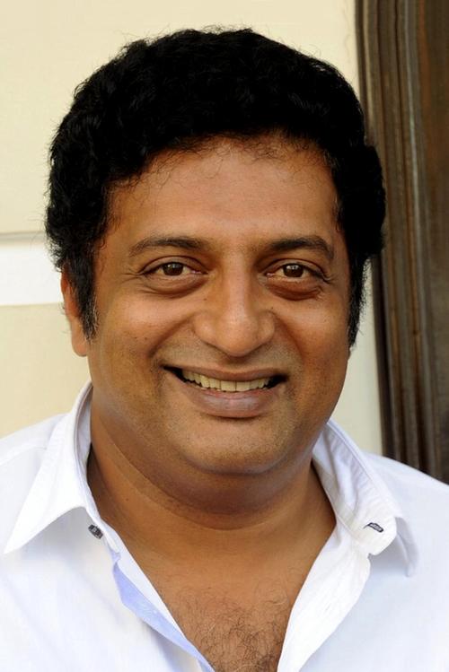man wearing white crew-neck shirt outdoor selective focus photography