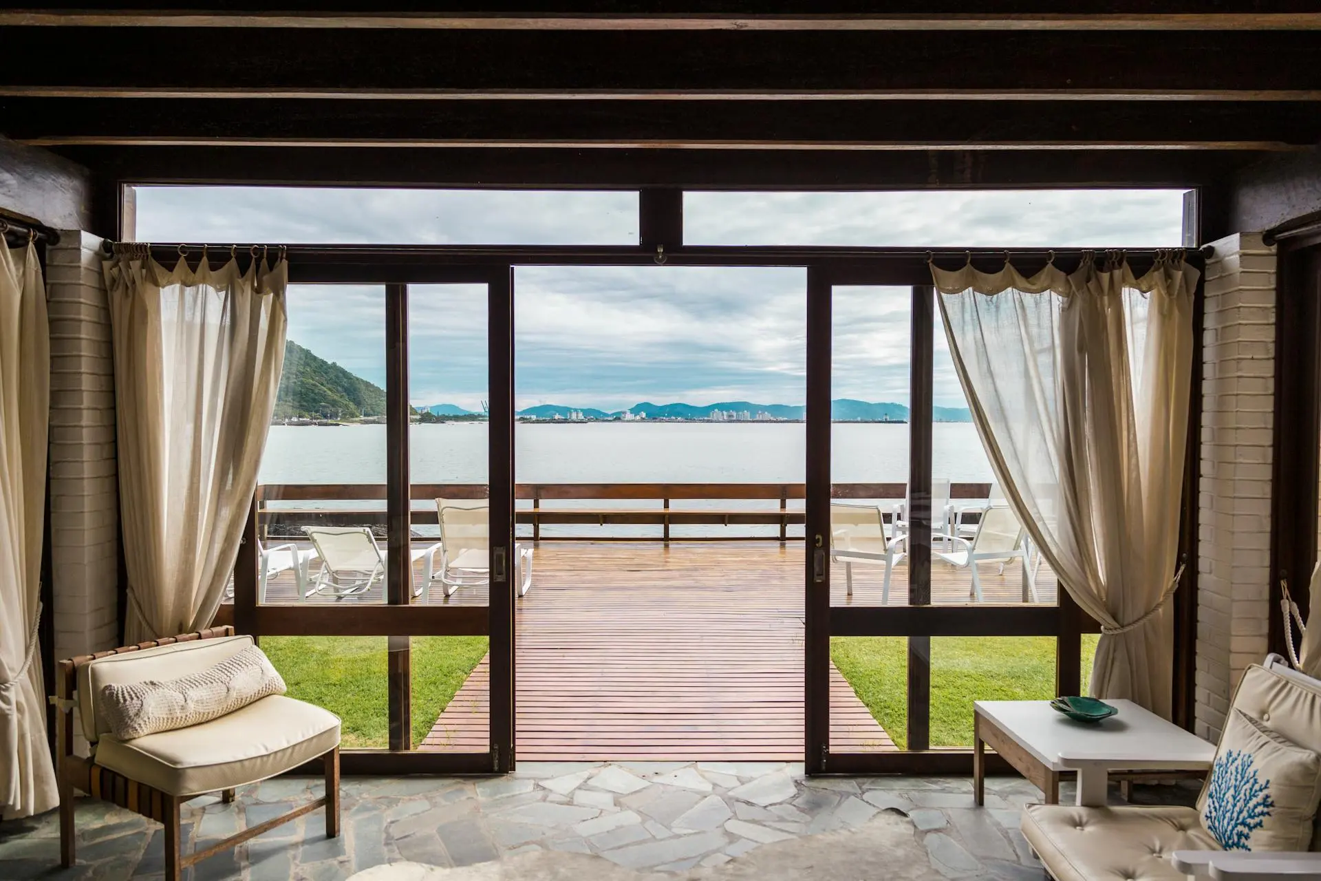 River view from a Living room