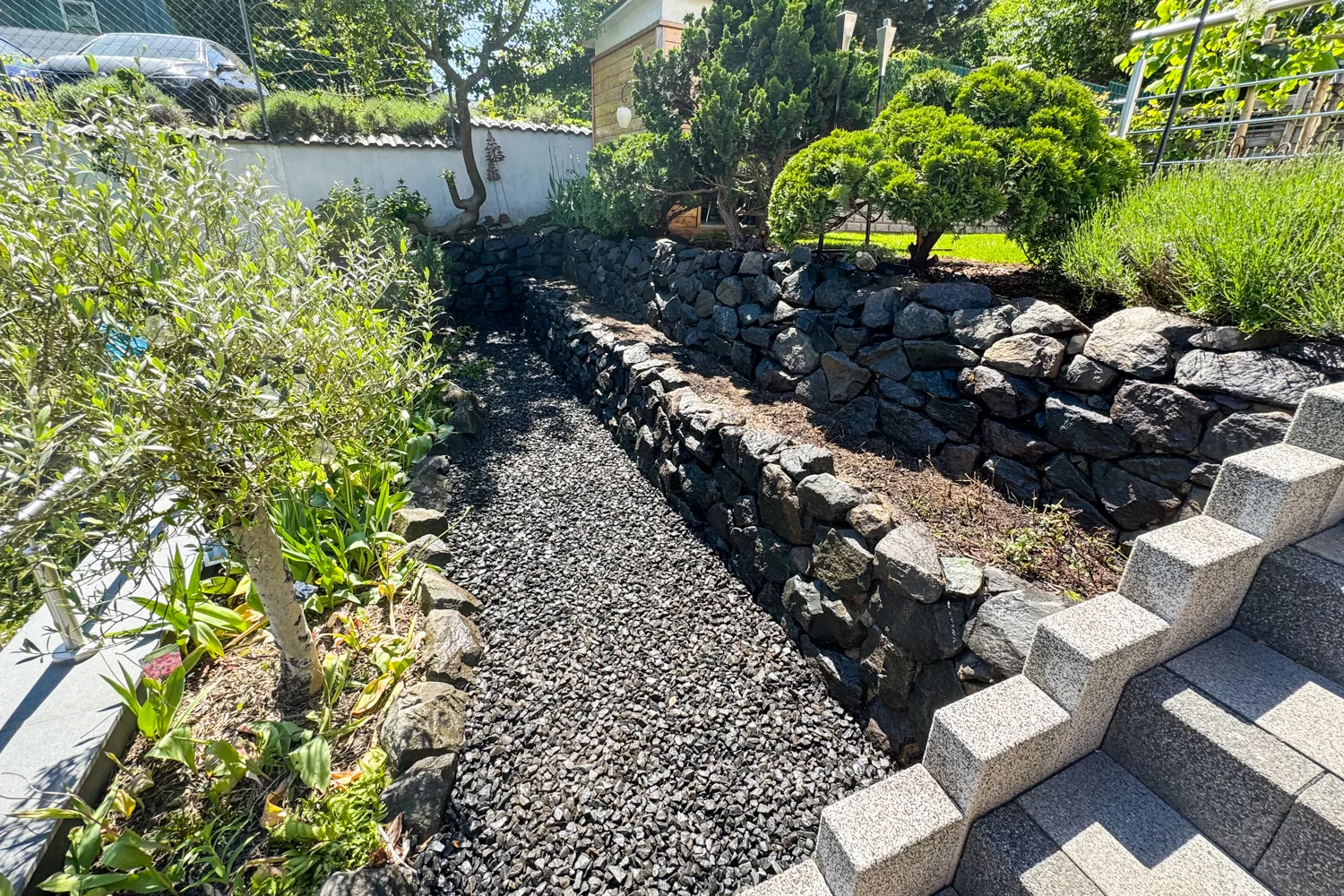 Natursteinmauer und Gartengestaltung in Rösrath