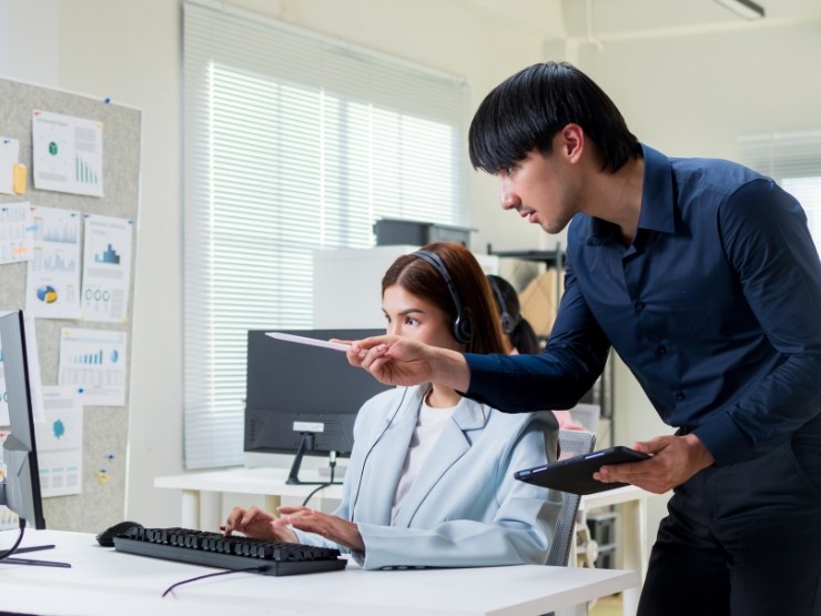 A focused UK business owner collaborating effectively with a fractional executive assistant UK to manage daily operations and strategic growth.