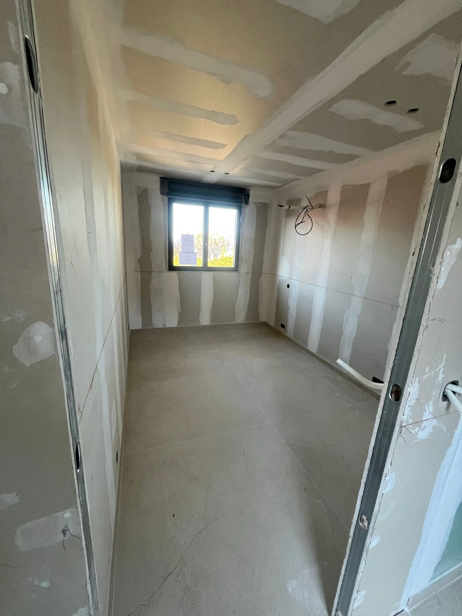 Chambre avant peinture, murs en attente de finition à Cannes - Nel Peinture Bâtiment