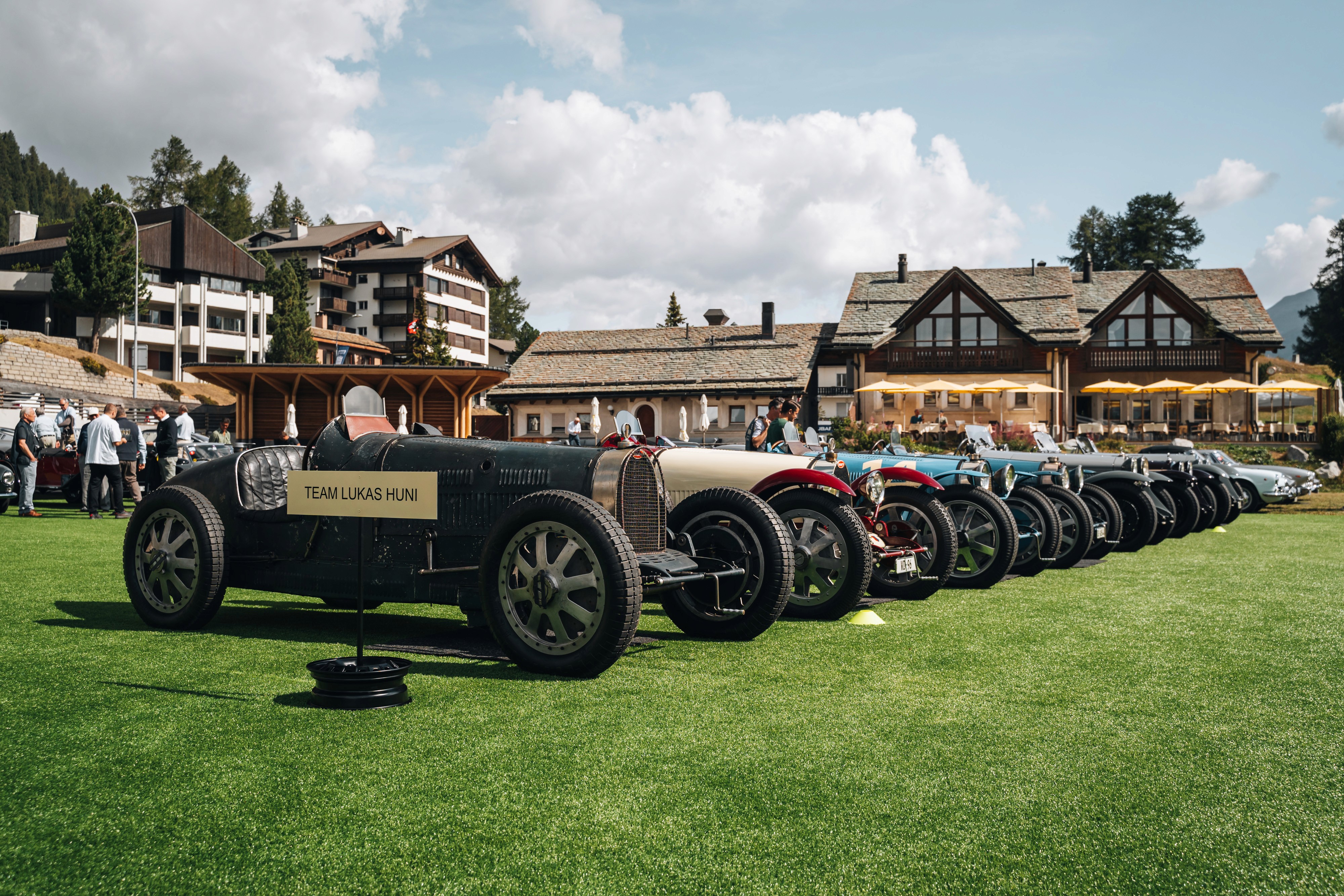 bugatti classiche su prato verde