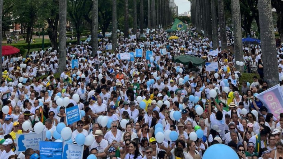 pessoas de branco na rua