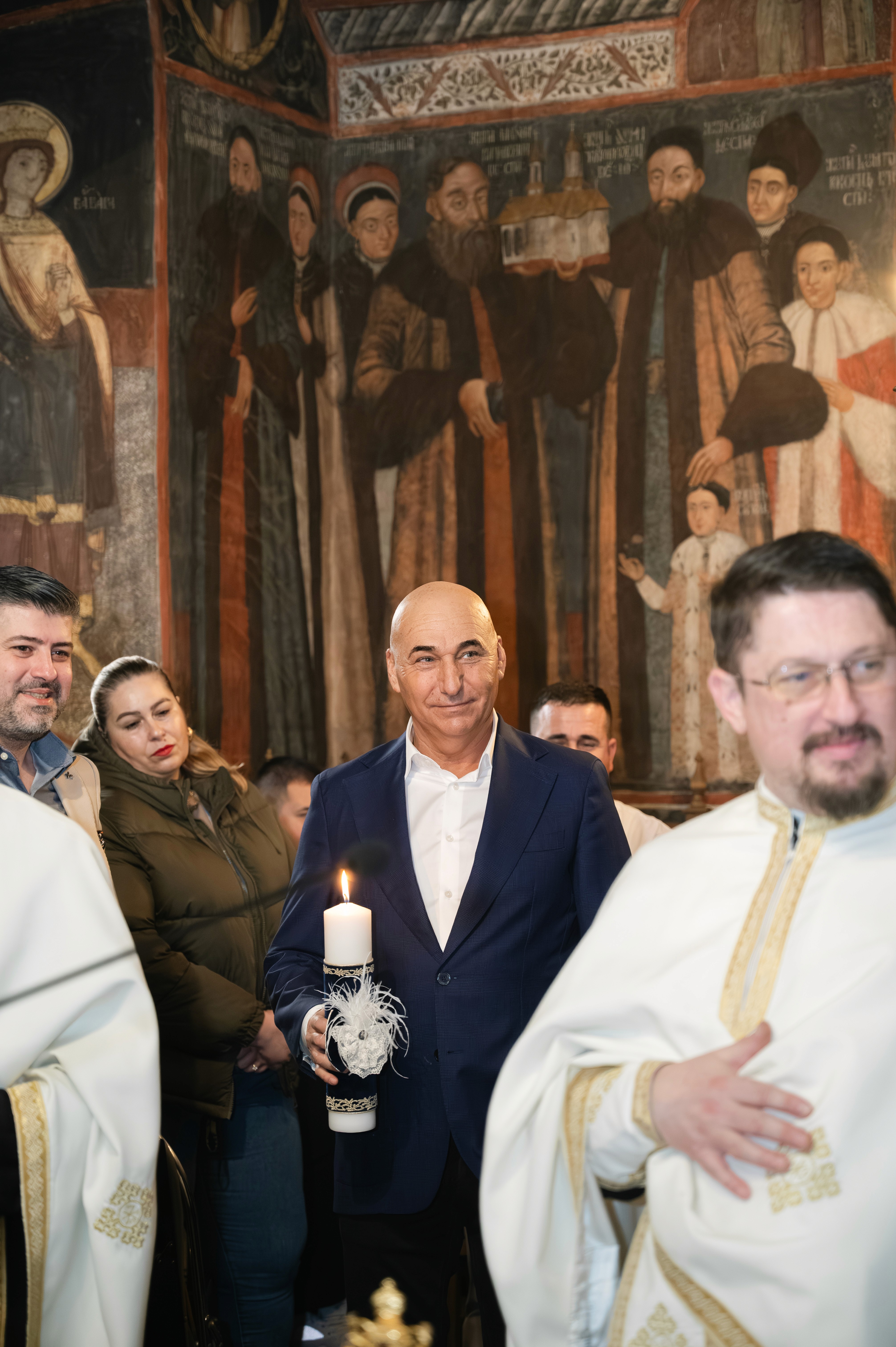 Invitați și familie asistând la ceremonia religioasă în biserică.