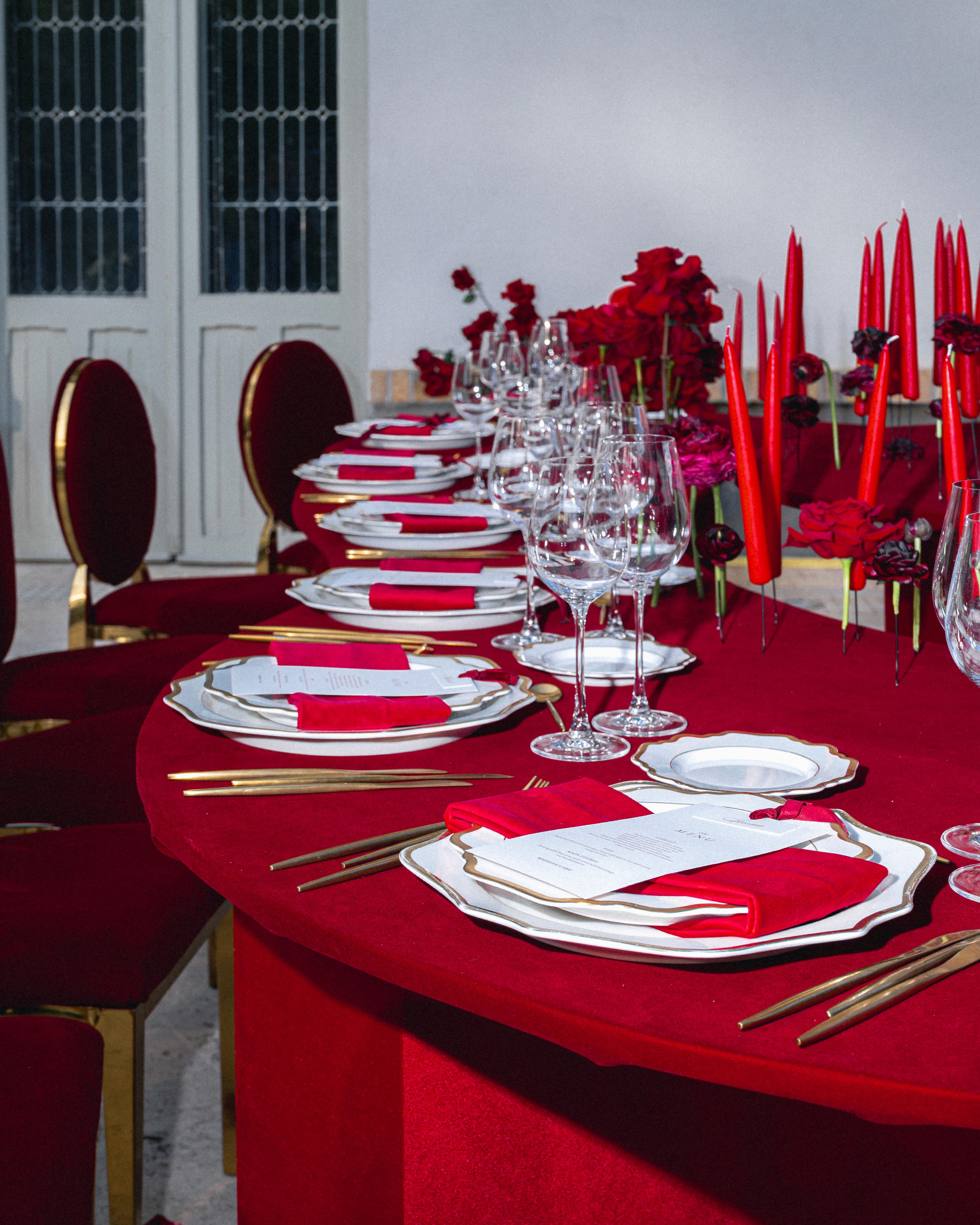 decor de nuntă în tonuri roșii, masă elegantă aranjată, stil editorial
