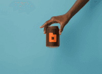 Person hält Dose mit einem großen Logo