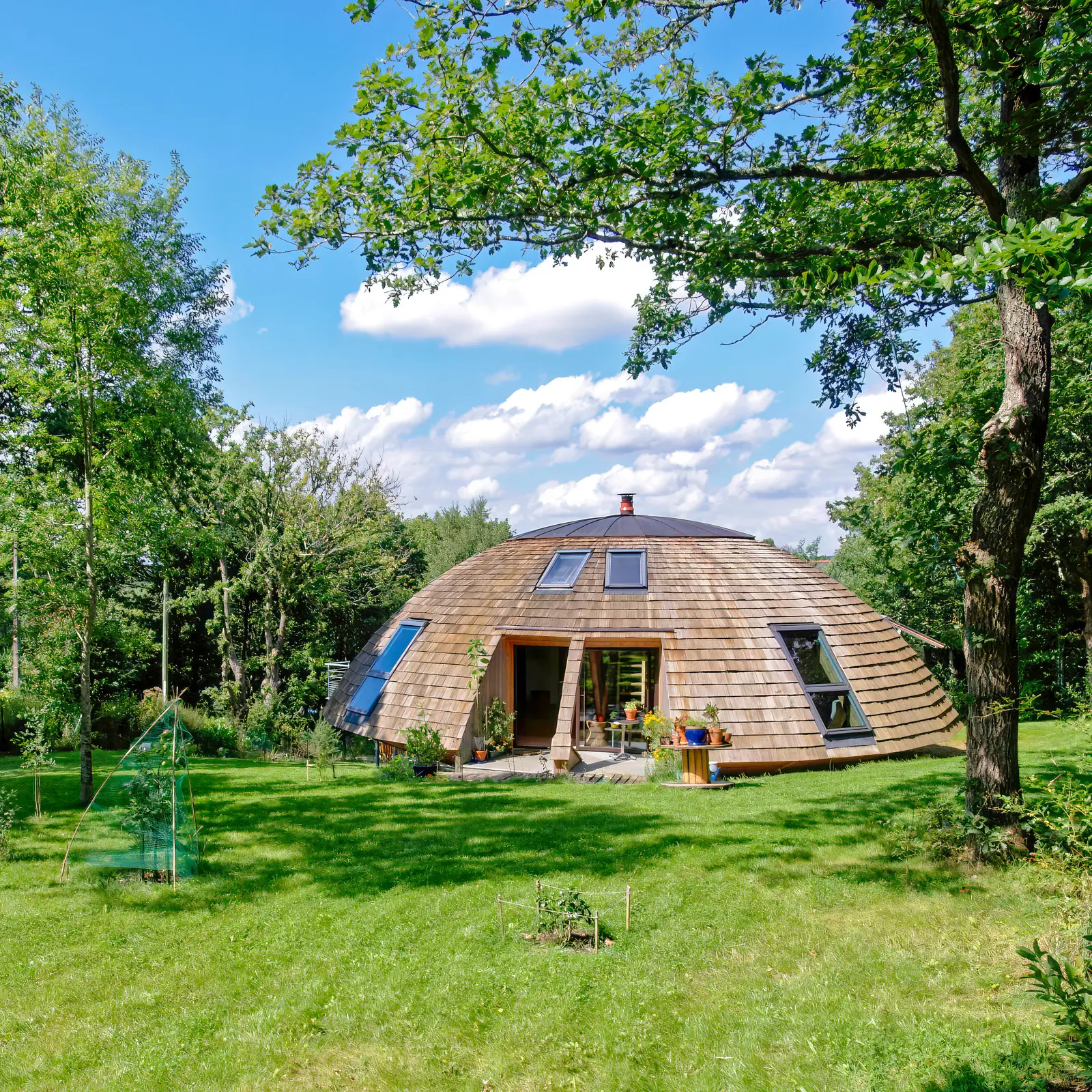 Un Domespace entouré de verdure.