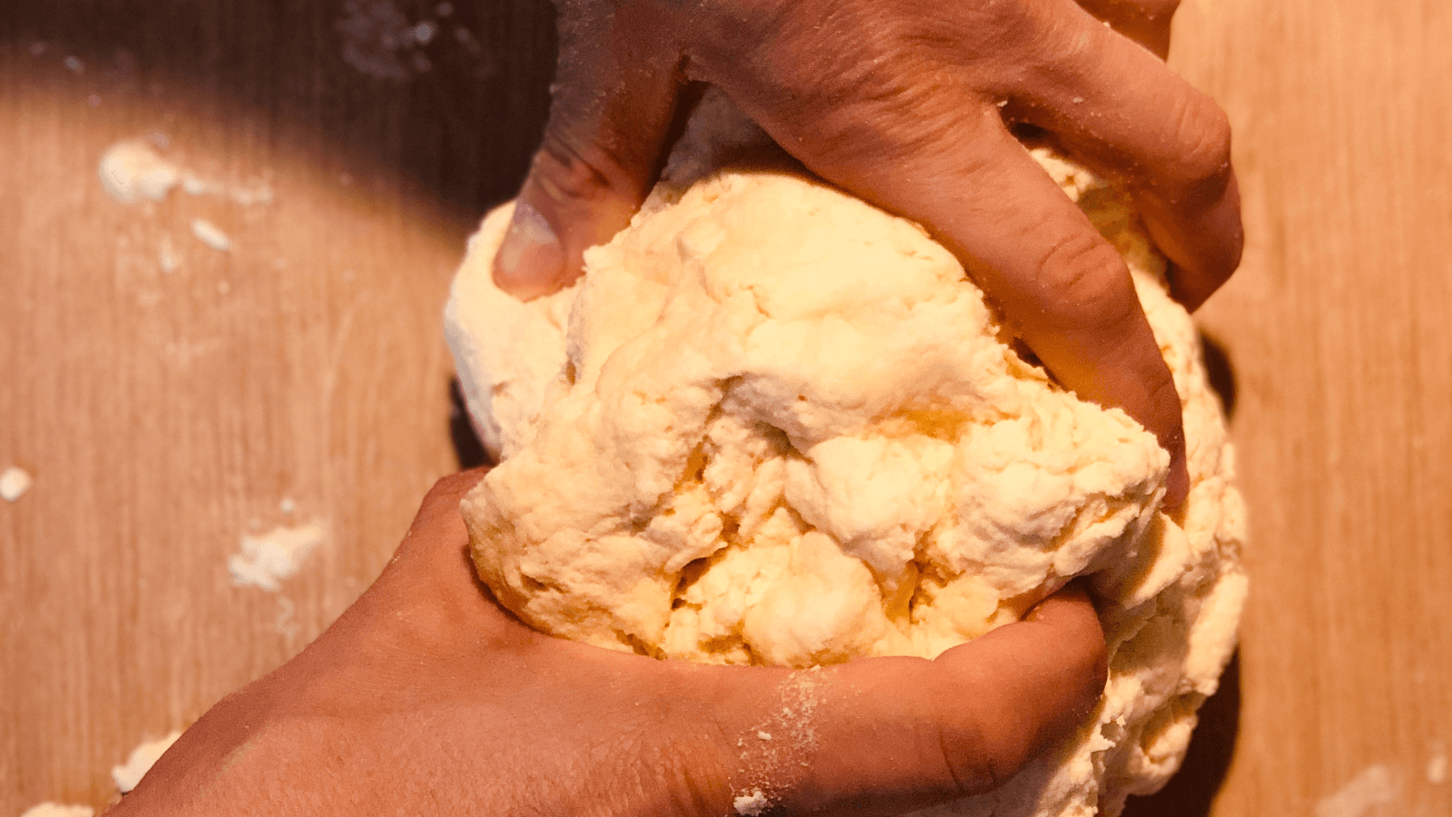 Nahaufnahme vom Kneten eines italienischen Pastateigs im Online Pasta und Cocktail-Workshop.