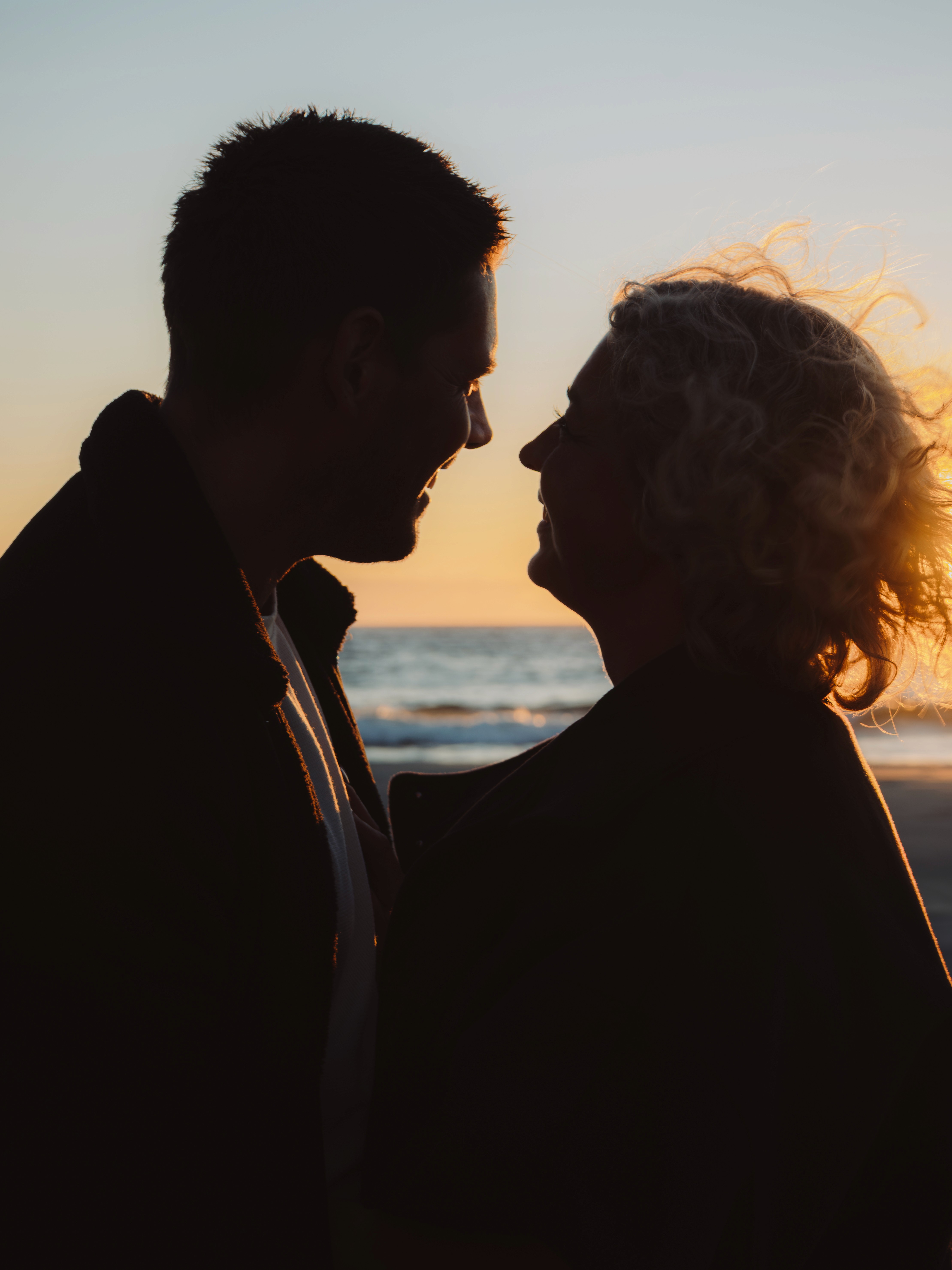 Par holder hender ved havet – tidløs forlovelsesfoto i Haugalandet