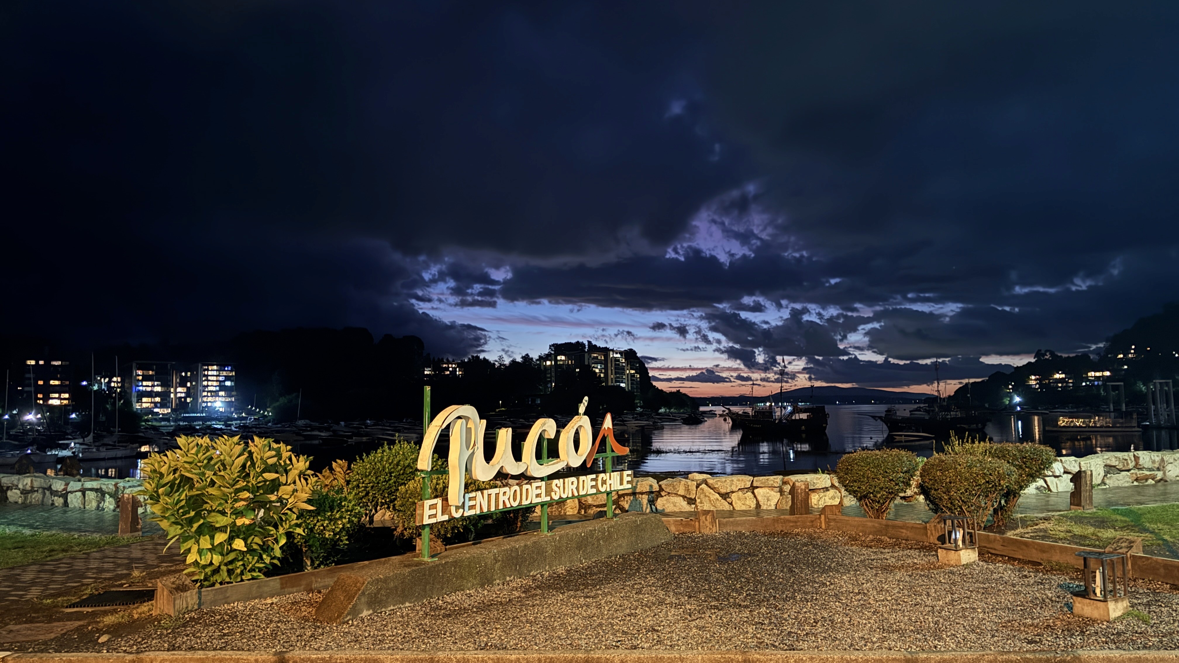 Paysage en bord de lac de nuit à Pucon