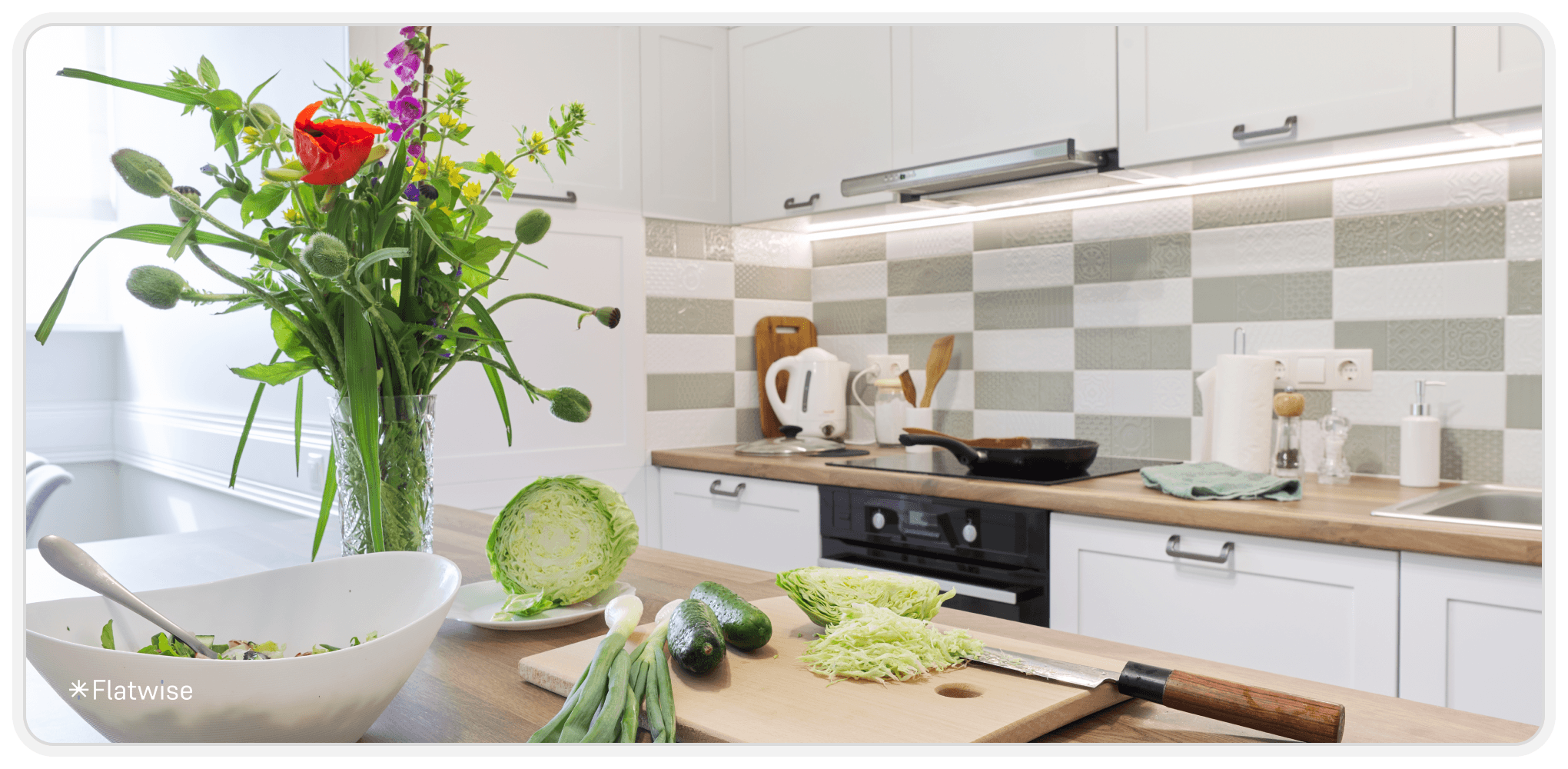 Foto von einer Familie in einer Küche.