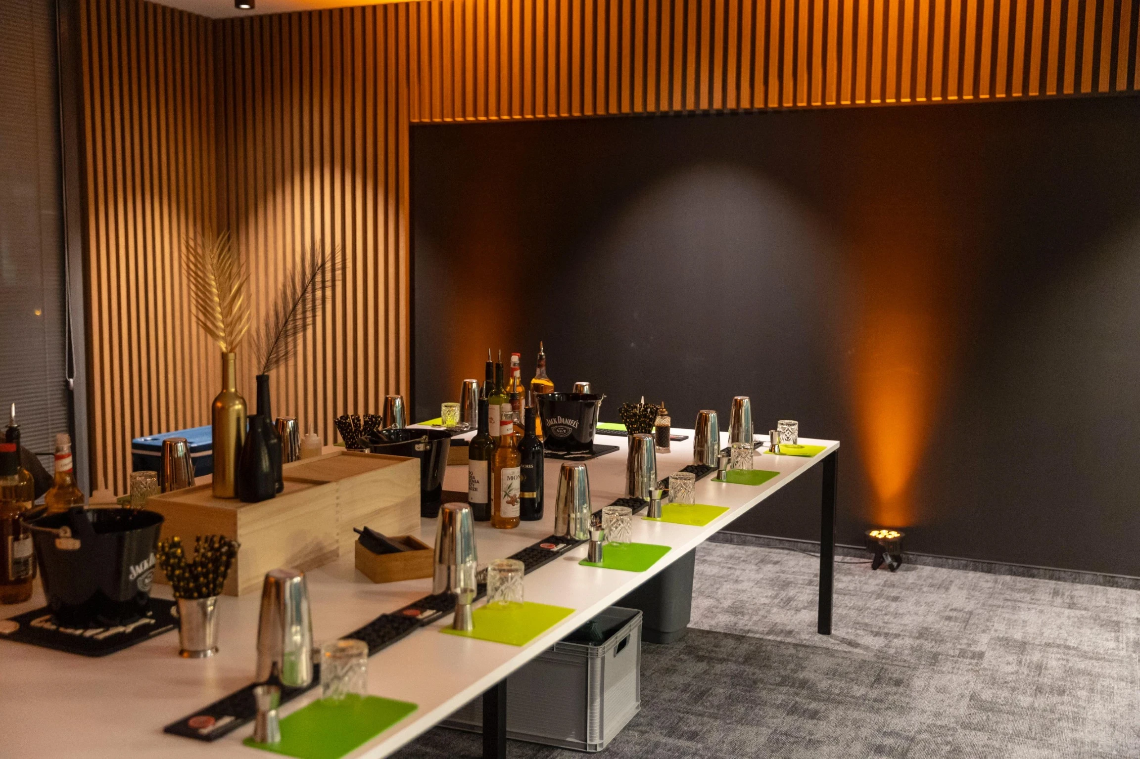 Mobilny bar serwujący drinki podczas wesela, przyciągający uwagę gości.