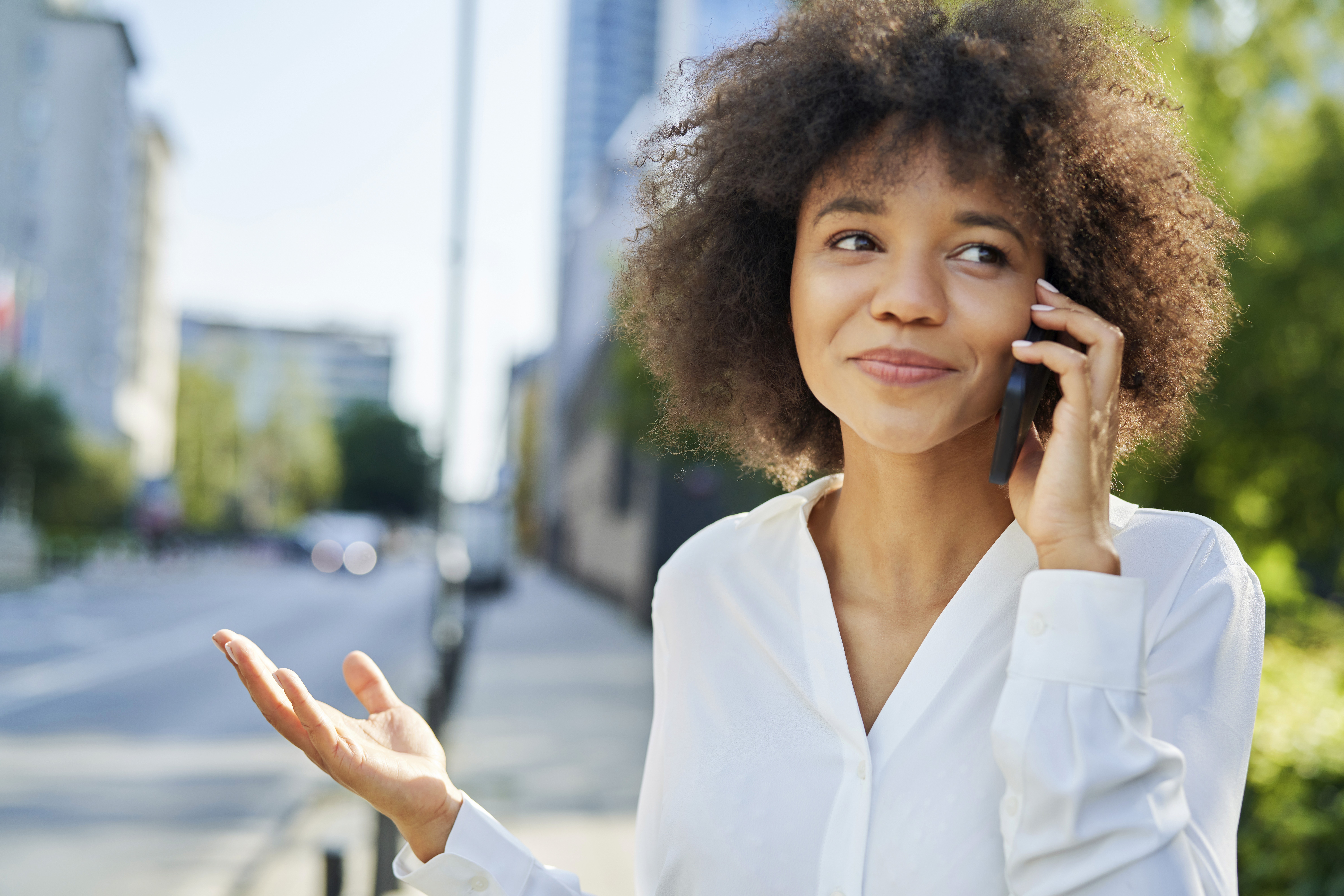 lachende vrouw aan de telefoon