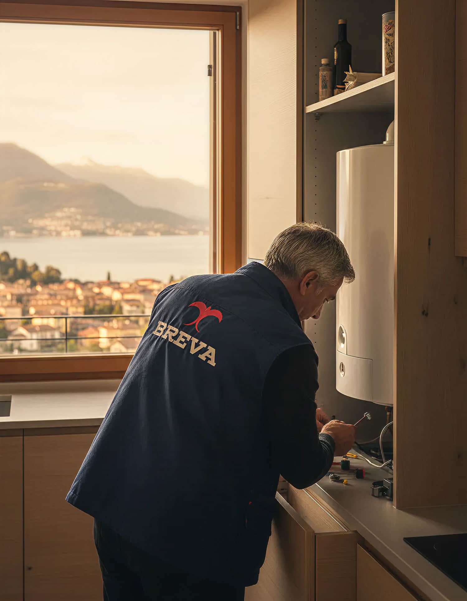 tecnico che sistema boiler in una casa sul lago di como