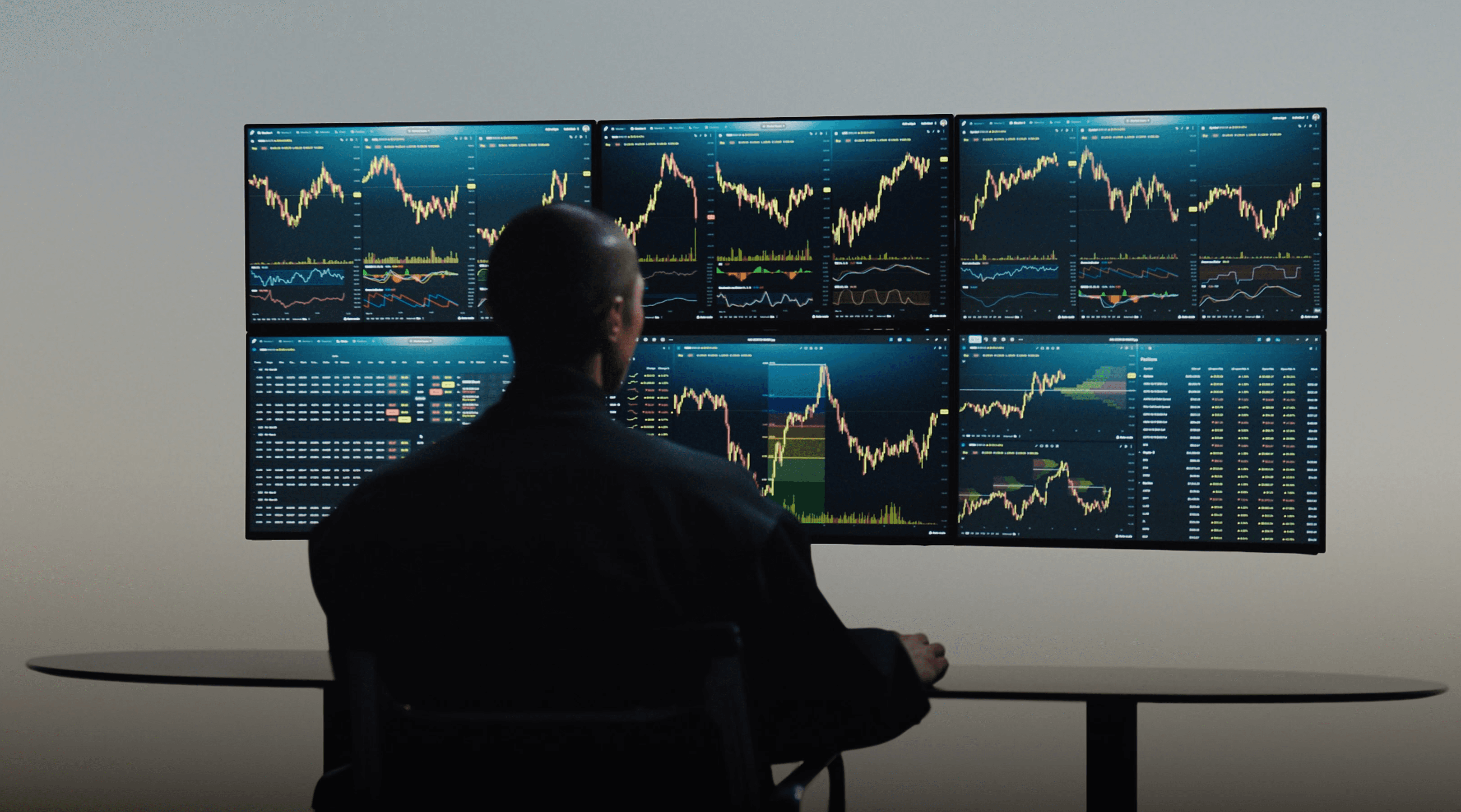 Clario cashflow overview card displaying income and expense trends over the past 7 days with a line chart.