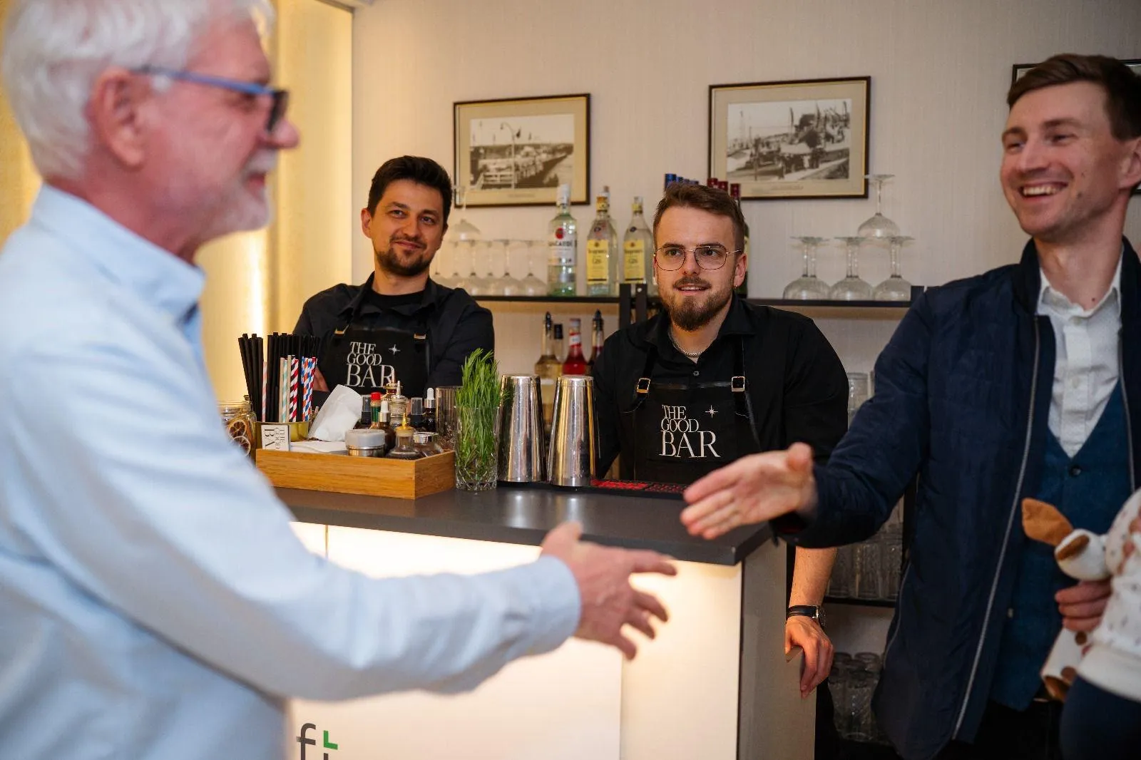 goście mobilnego baru na wesele zachwyceni obsługą barmańską