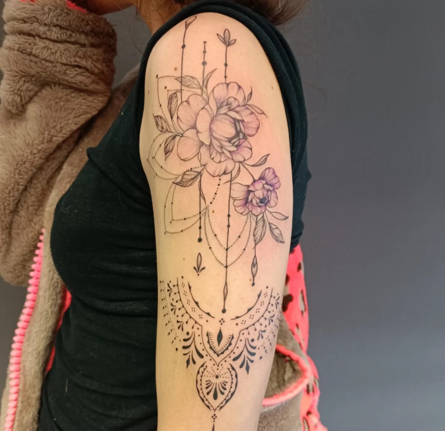 tatouage minimaliste fleur bras