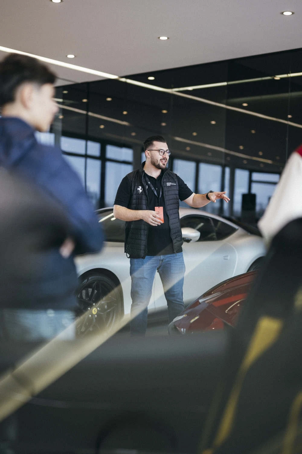 Team member of Autohaus Gohm explaining
