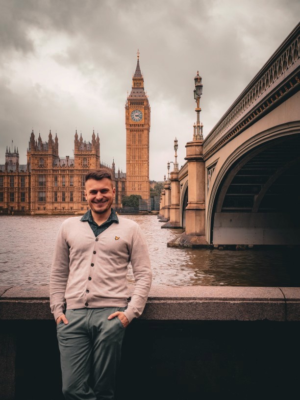 Alan Borys stojacy przed Big Ben