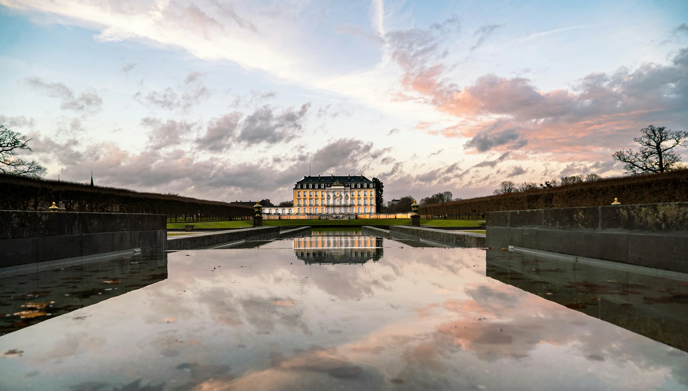 Brühl, Schloss Augustusburg im Abendlicht, Spiegelung im Wasserbecken