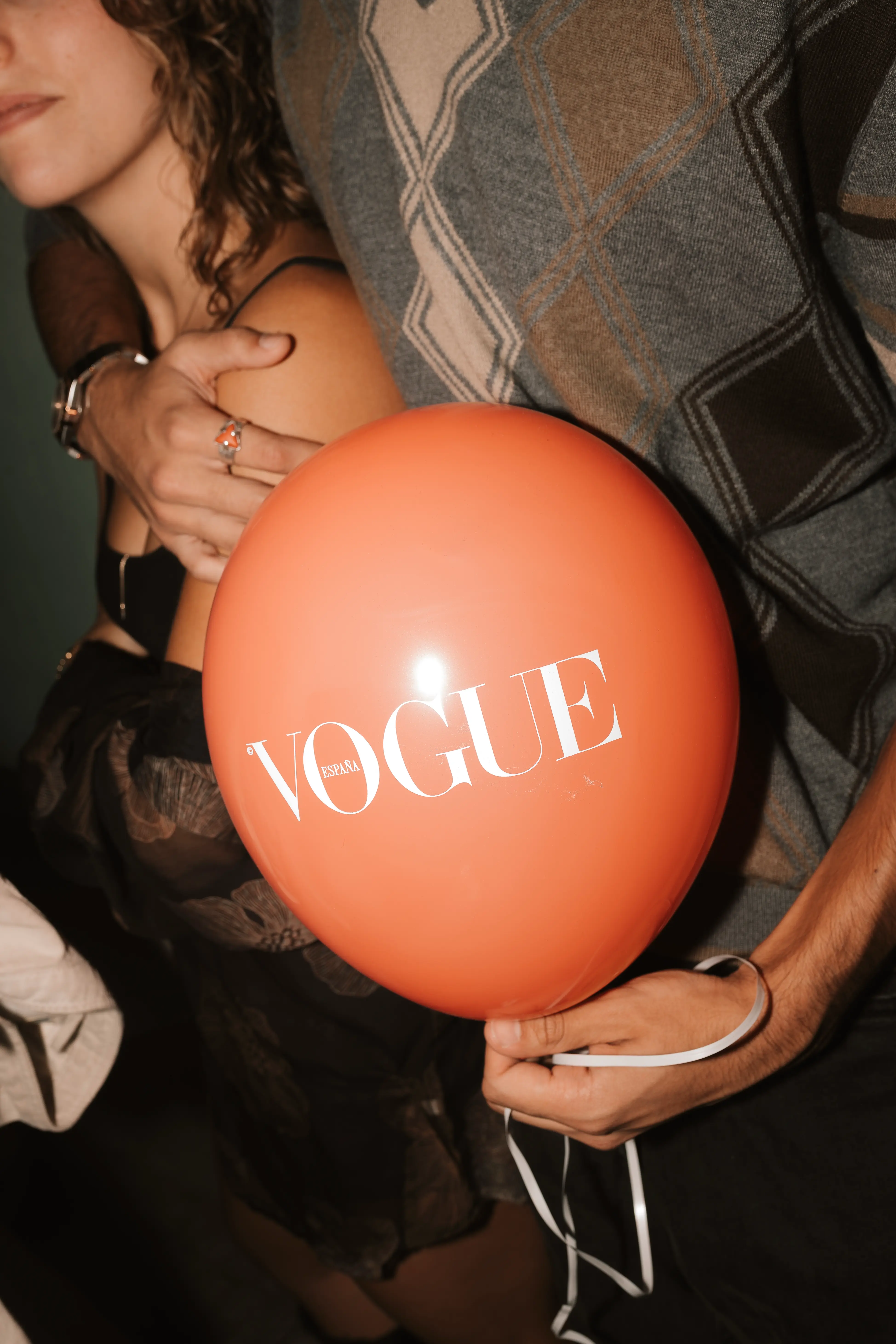 globo vogue en la mano de un chico 