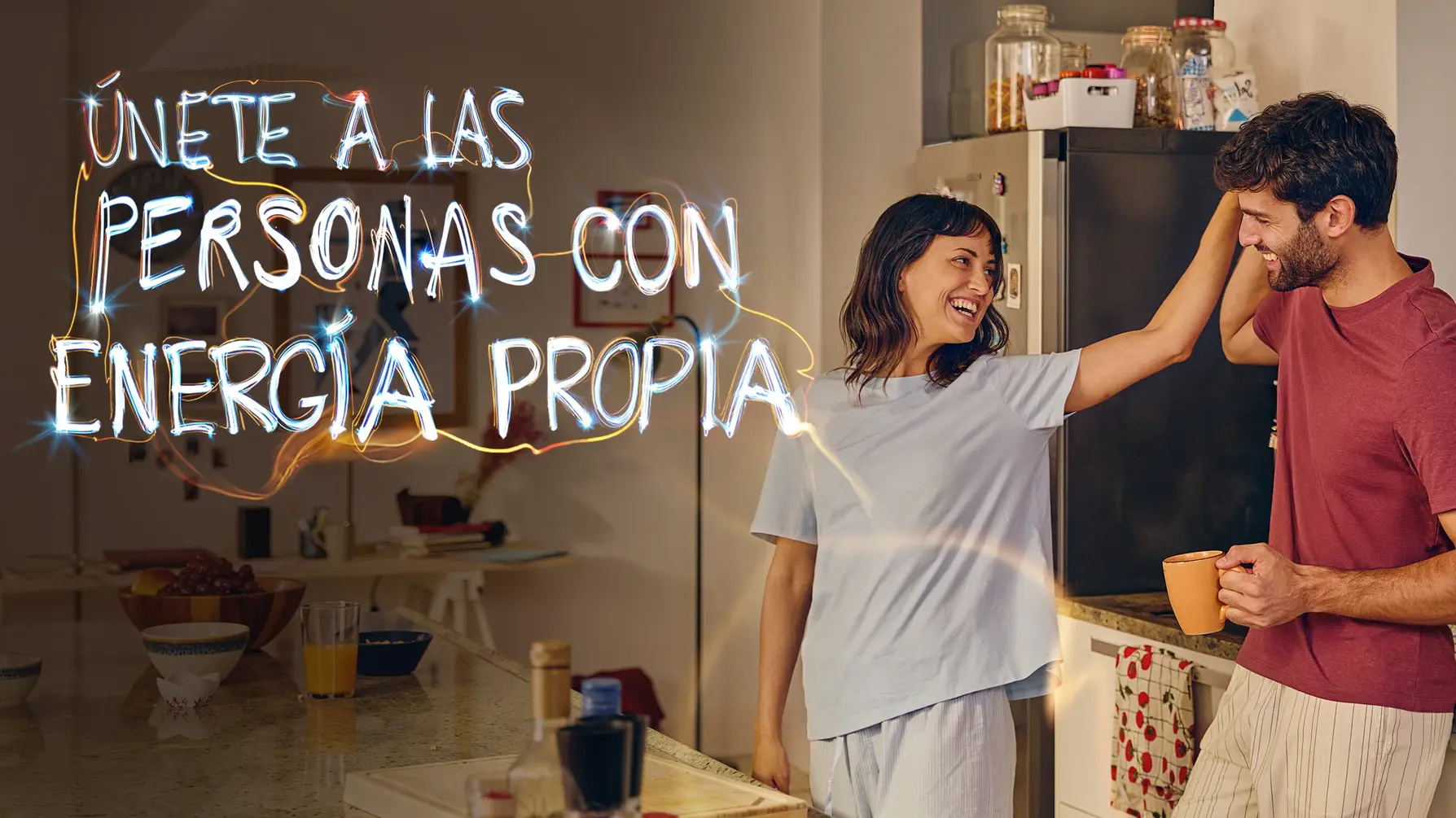 pareja joven feliz en su hogar