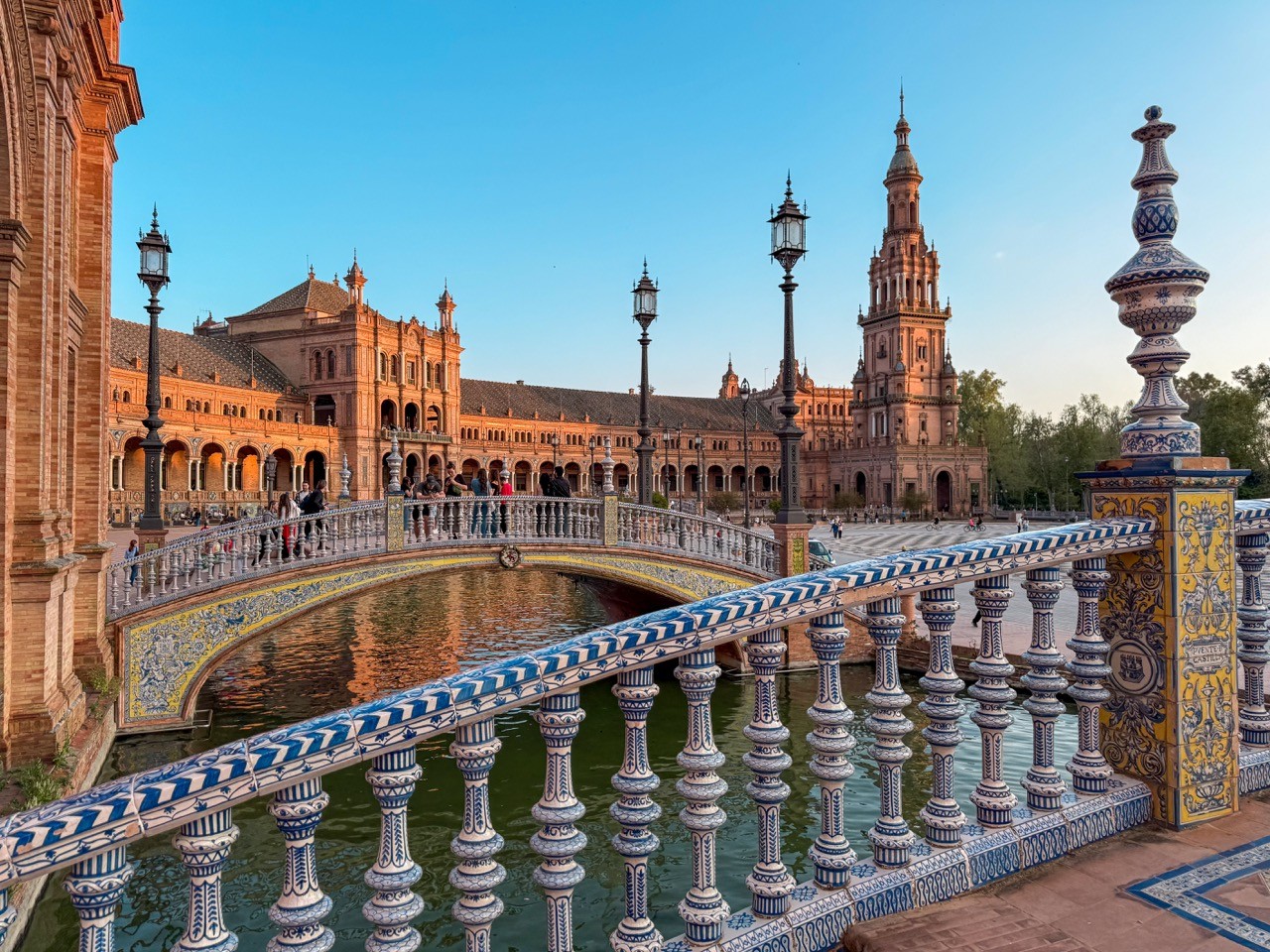 Plaza de España à Séville, son pont en céramique et sa tour, road trip Andalousie