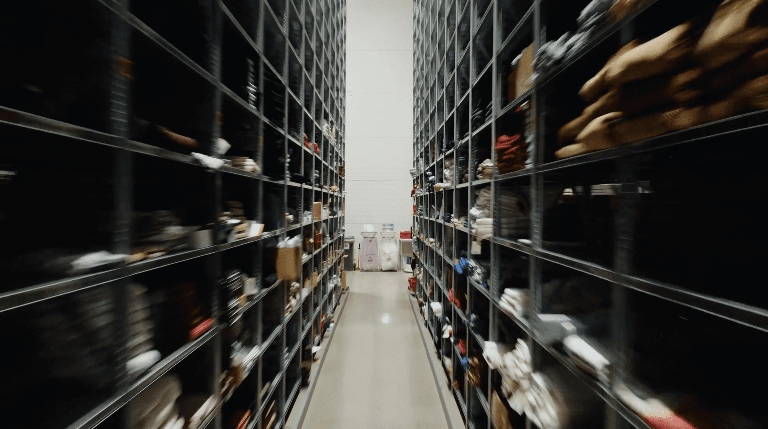 Hyller med ulike varer inne på et lager