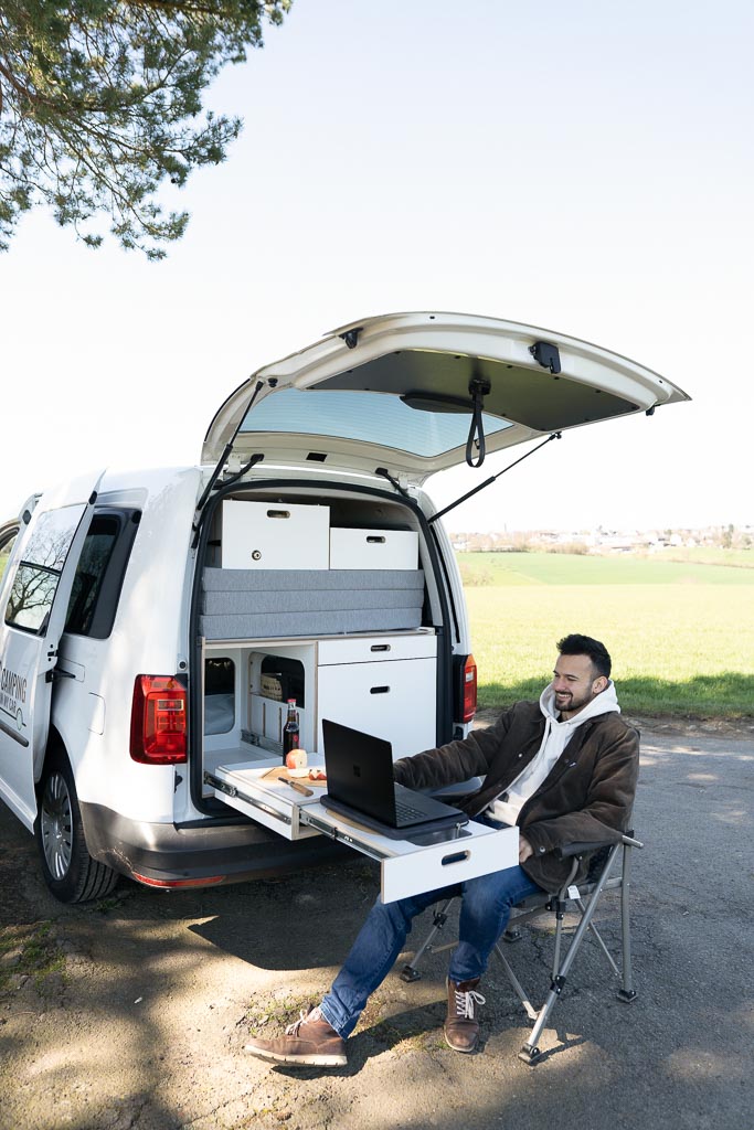 Detailaufnahme der Wellenstruktur der Akustiklampe aus Holz, zeigt Material und handgefertigte Verarbeitung