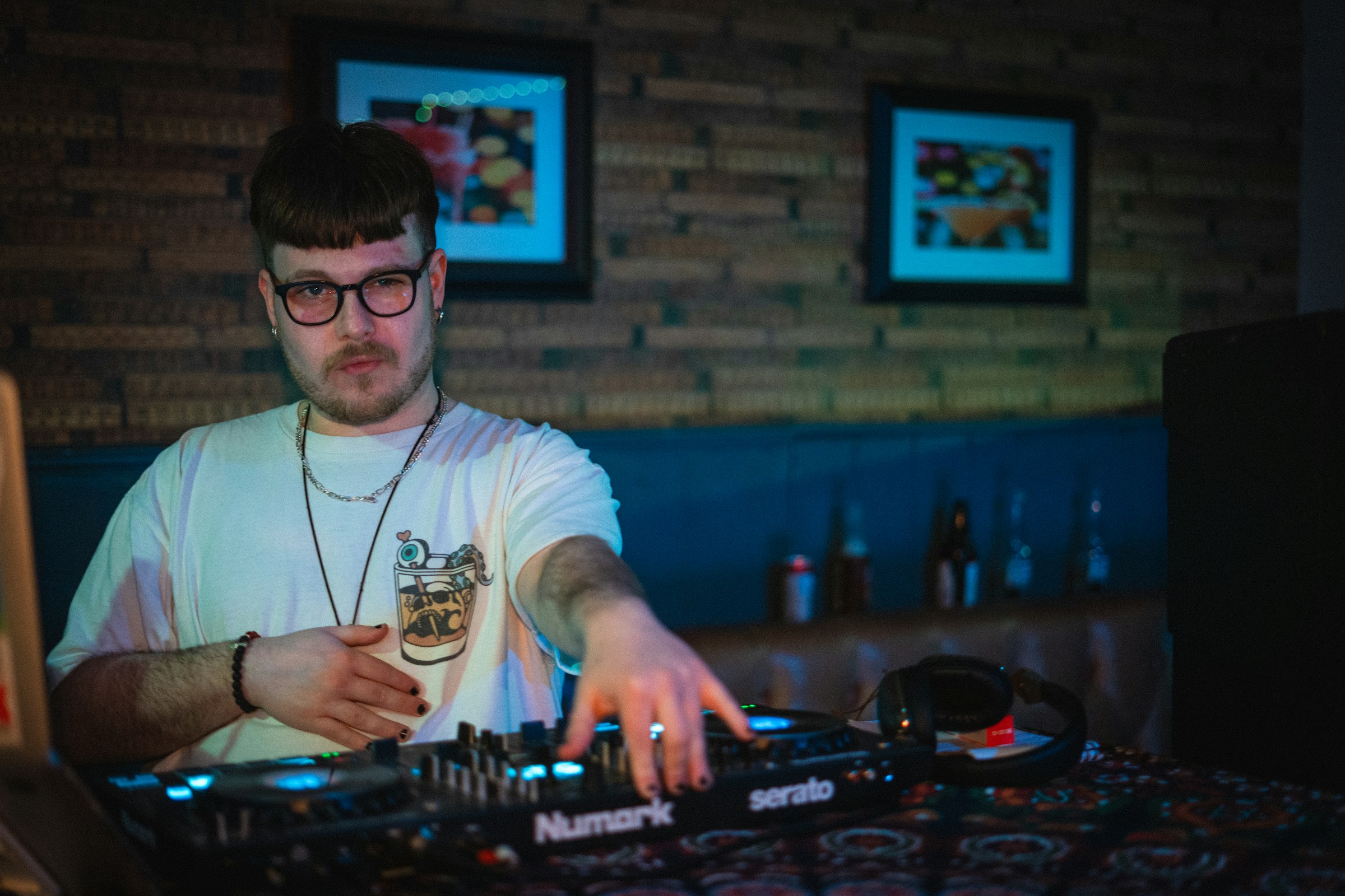 DJ at home - How to Start Mixing Music DJ