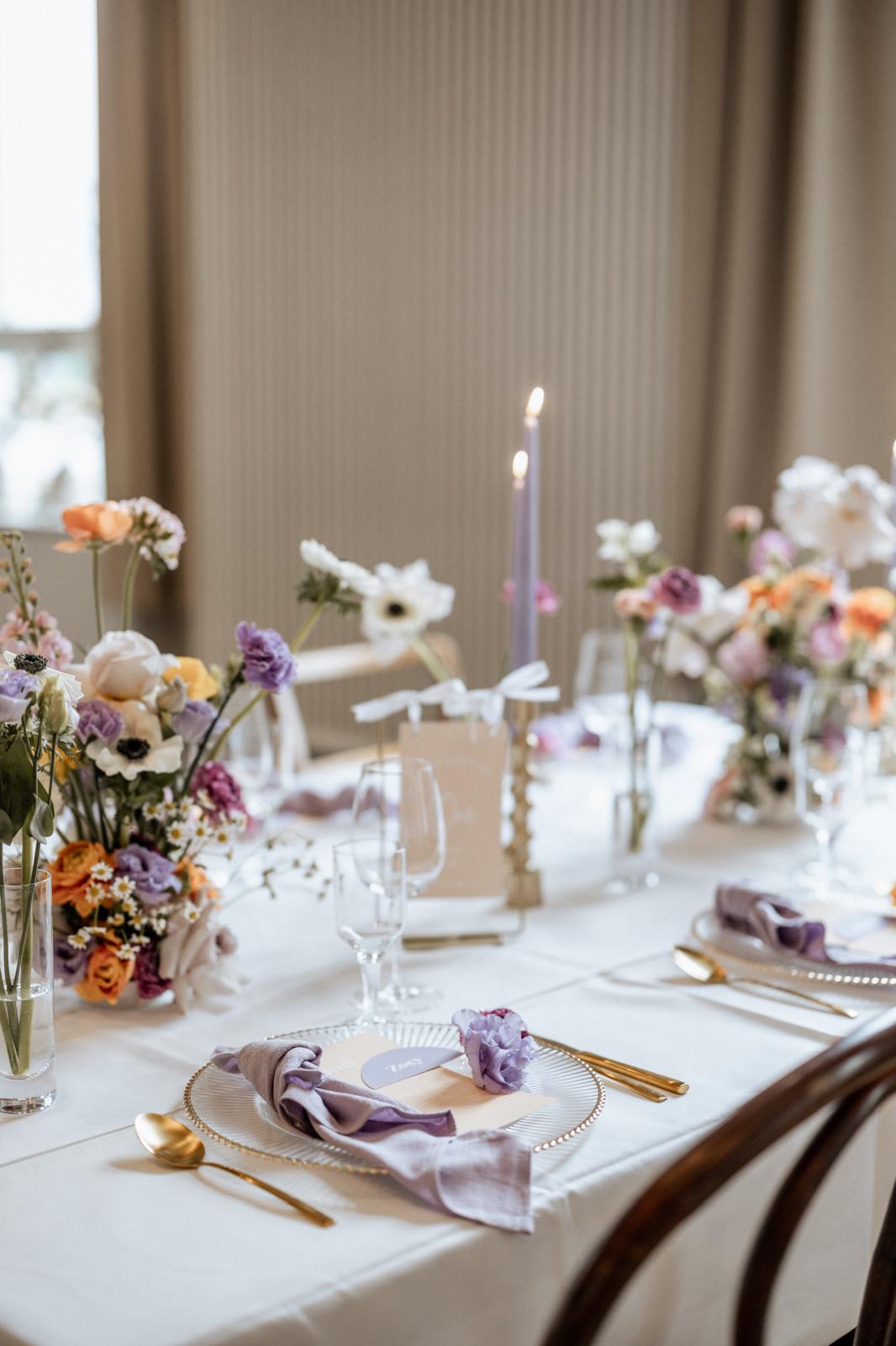 Festlich gedeckte Hochzeitstafel mit floraler Dekoration