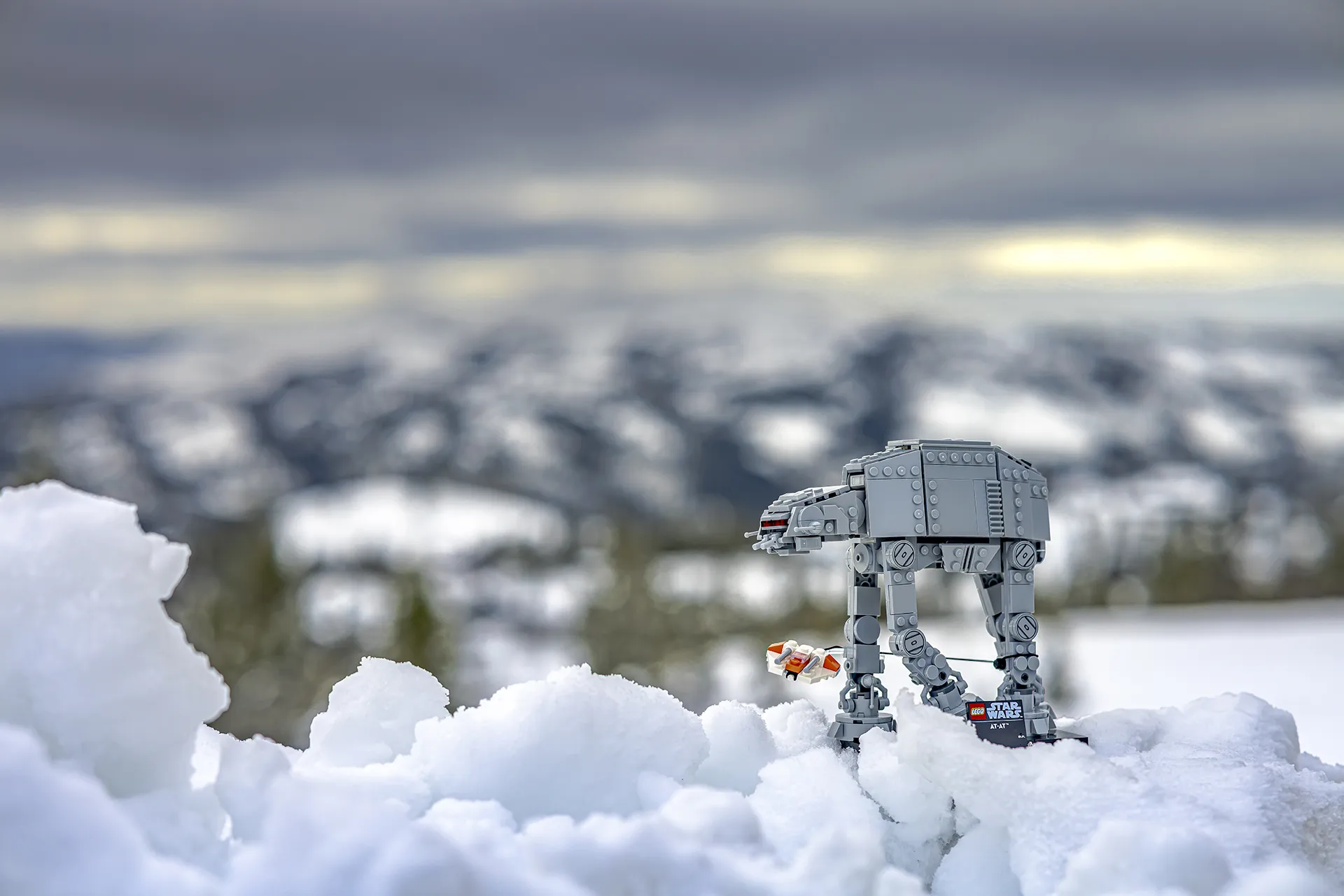 LEGO® modell av AT-AT Walker plassert i et vintermiljø