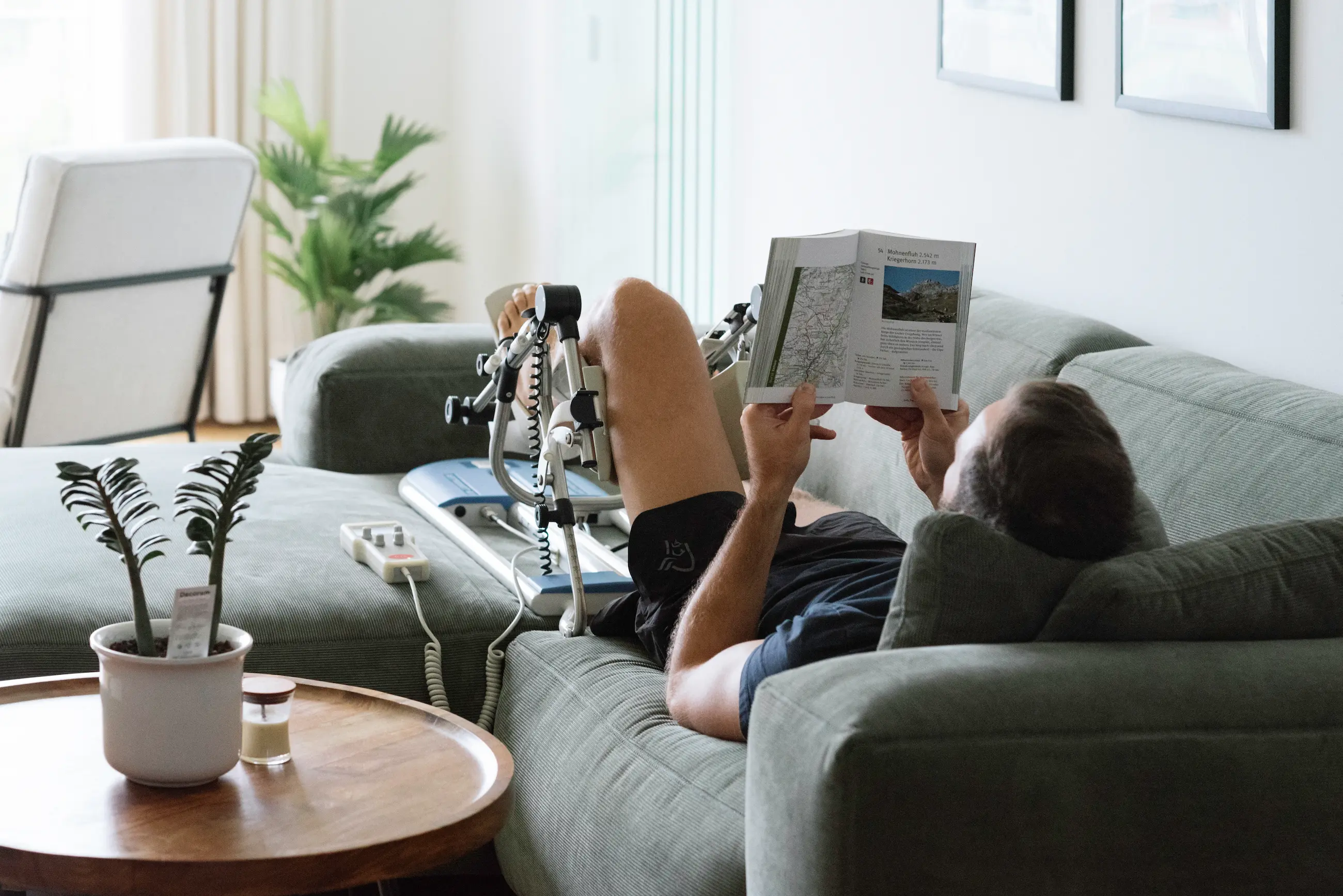 Patient führt die Therapie bequem zu Hause mit der ARTROMOT K1 Kniebewegungsschiene durch.