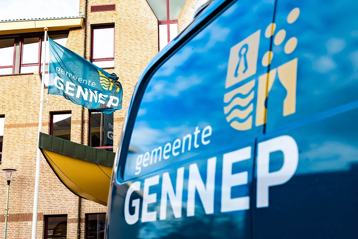 Vlag van de gemeente Gennep voor het gemeentehuis