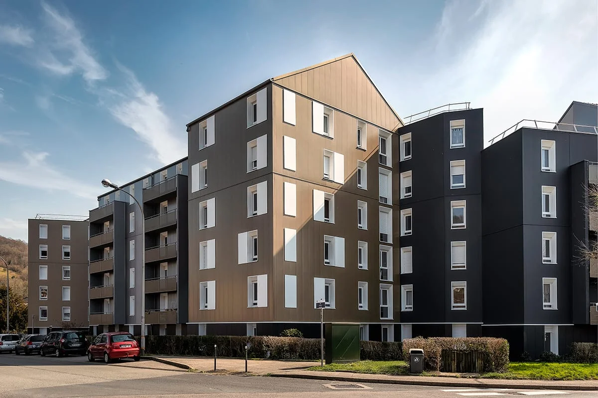 Résidence urbaine pose Myral bi ton beige et gris avec stationnement — photo immobilière Hauts de France