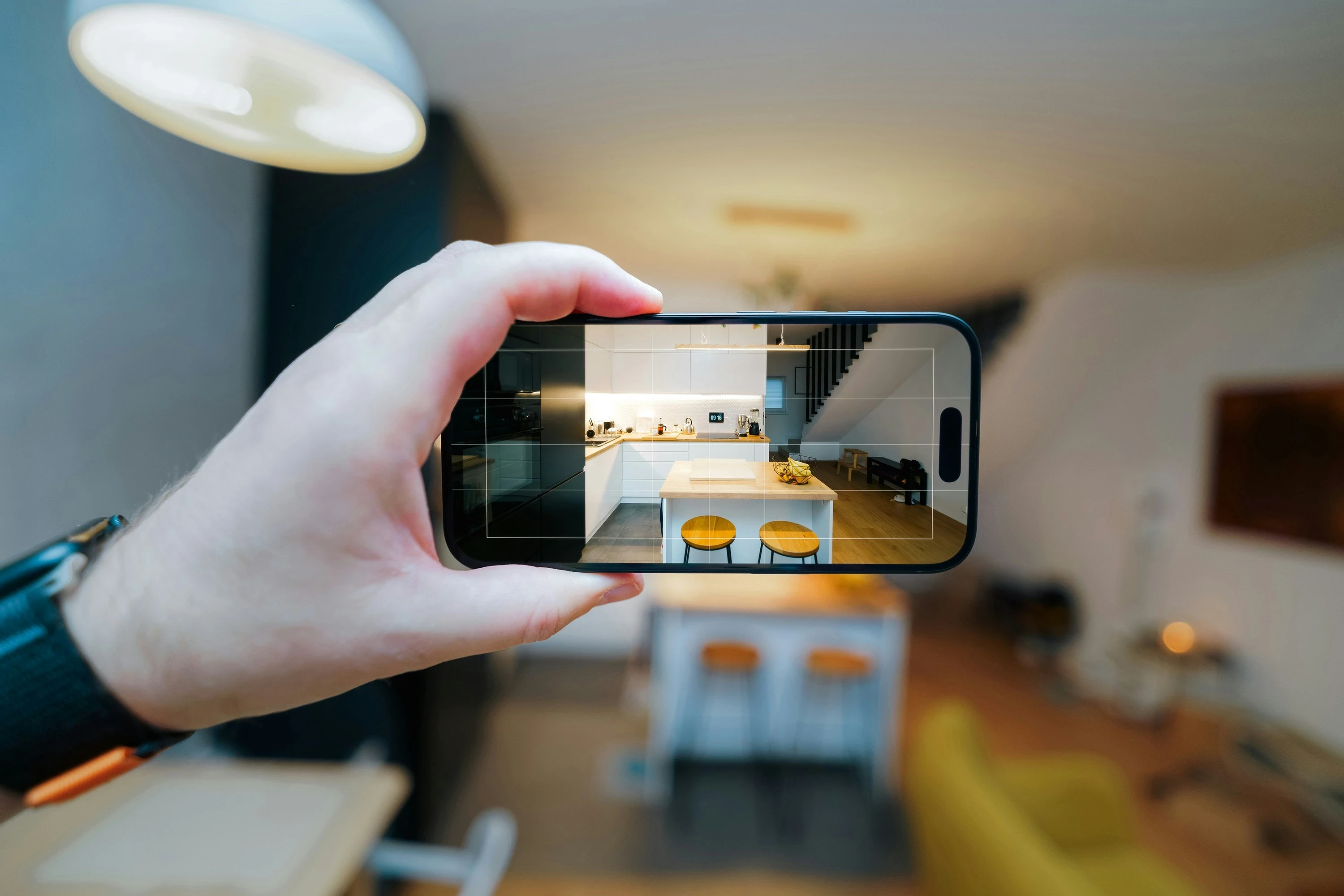 makler-mit-smartphone