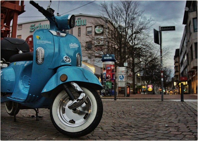 Blauer Motorroller