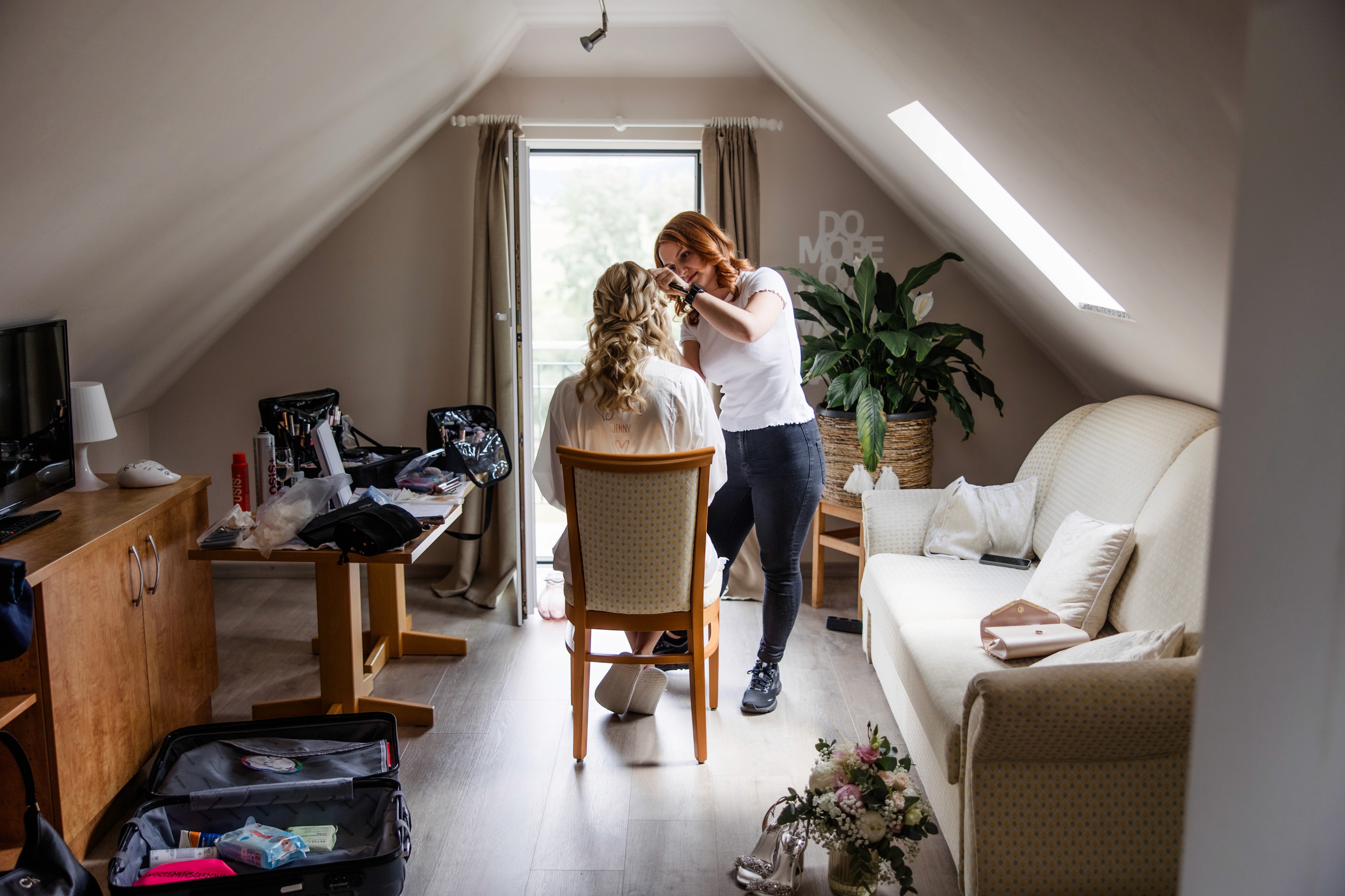 Braut wird Geschminkt im Apartment des Hofgut Lnagenborns