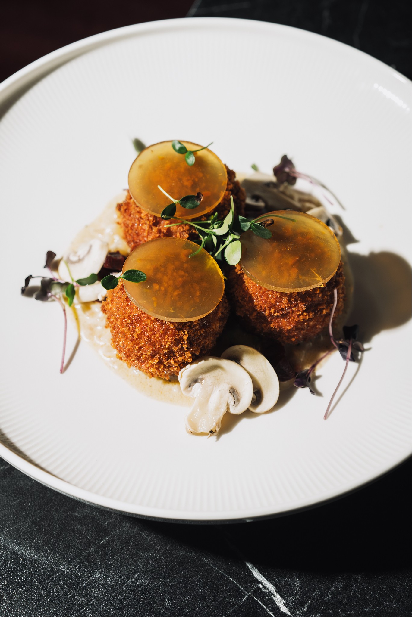 Der Vegetarische-Mangal-Favorit: Çıtır Mercimek Lokması
Knusprige Linsenbällchen, Sellerie, Rote Beete, Pilze, Yuzu-Gelee