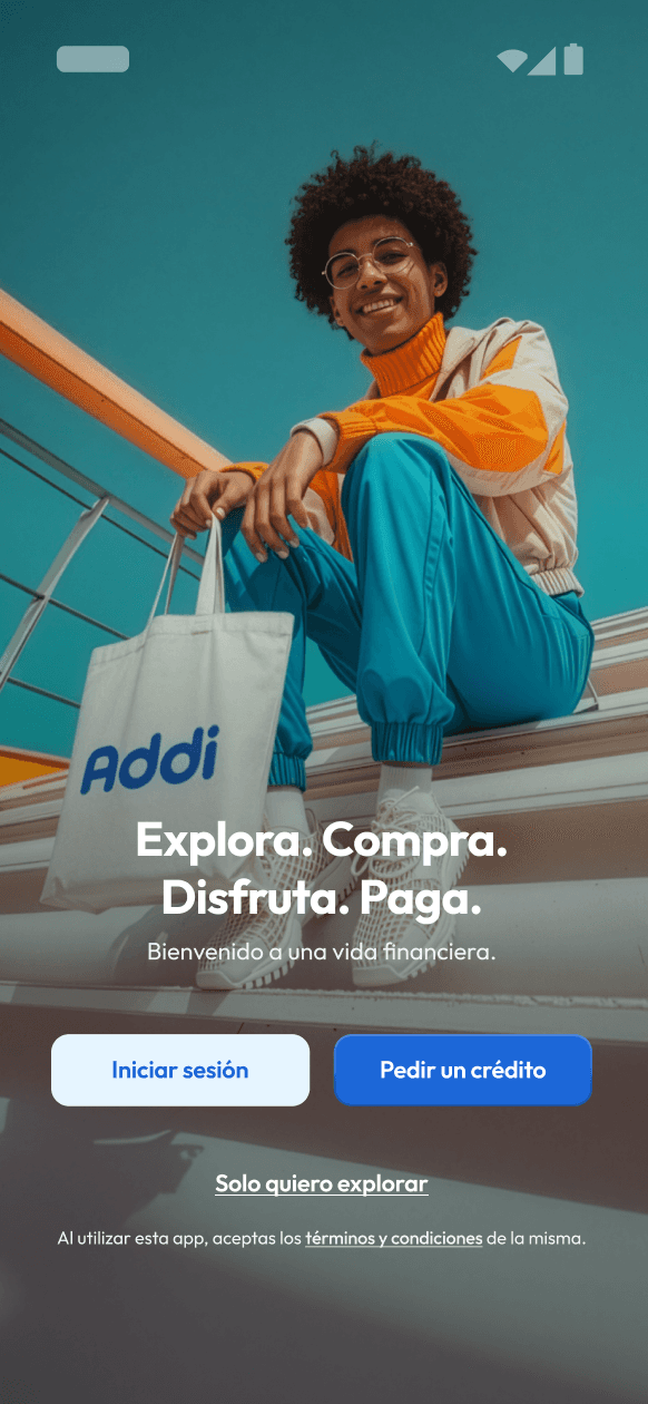 Pantalla de inicio de sesión de app de compras con joven feliz disfrutando su pedido.