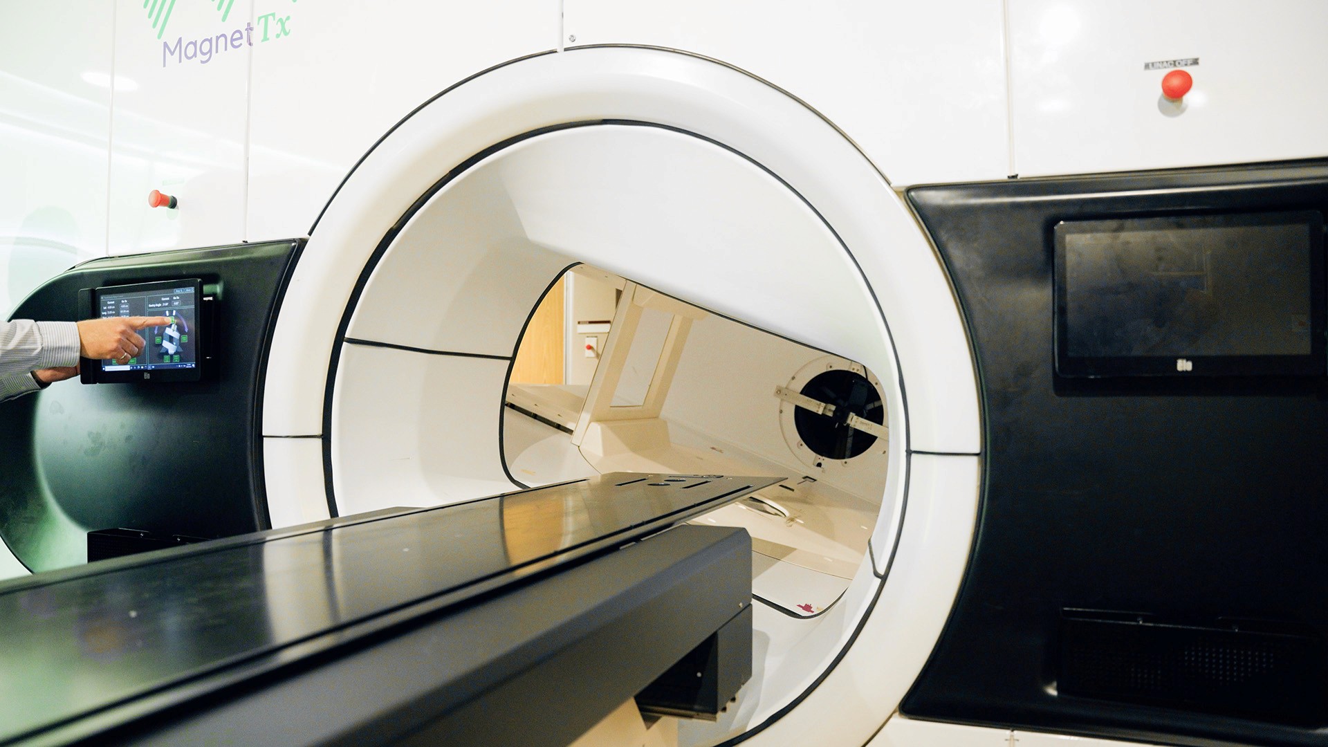 A MRI machine that is rotateing